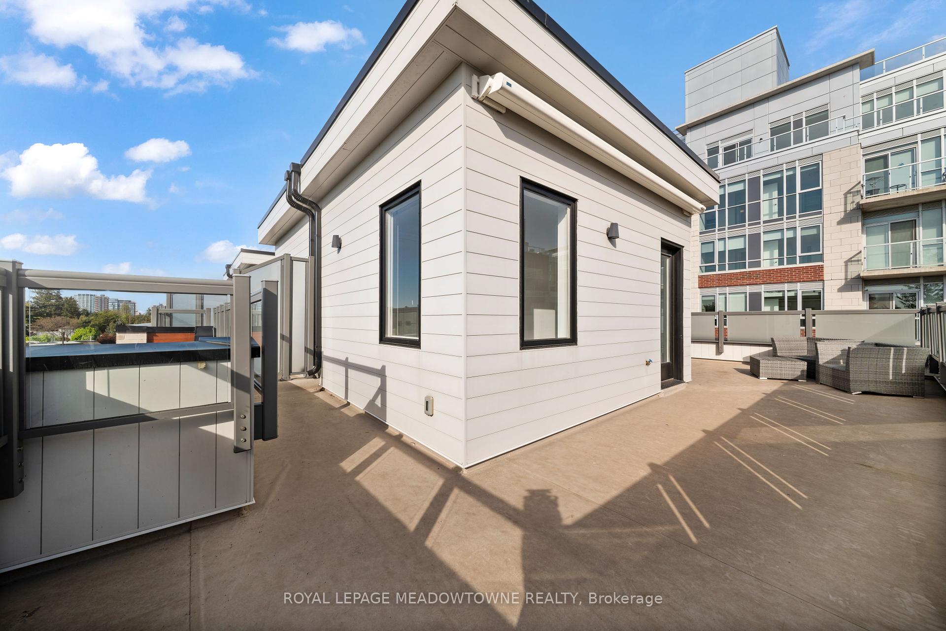 4 Bedrooms Condo at 121 High, Mississauga For sale