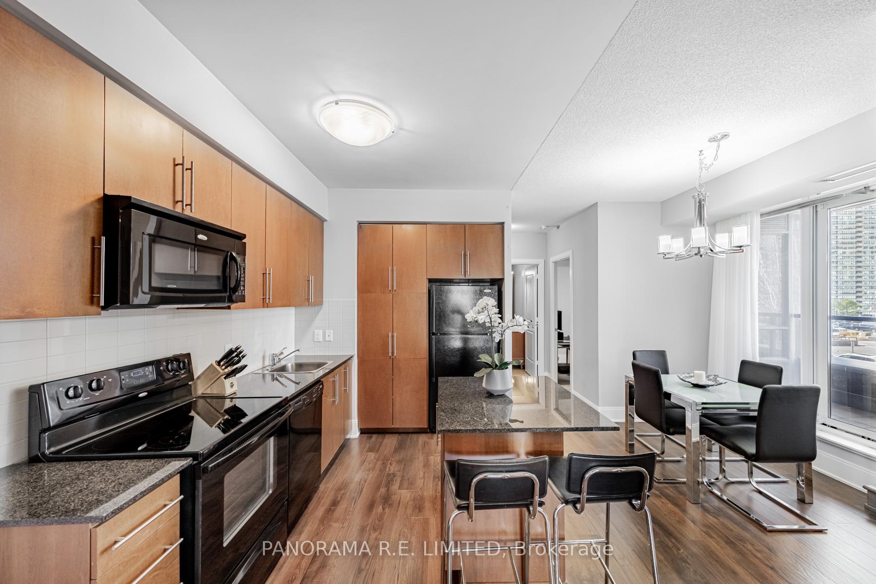 3 Bedrooms Condo at 330 Burnhamthorpe, Mississauga For sale