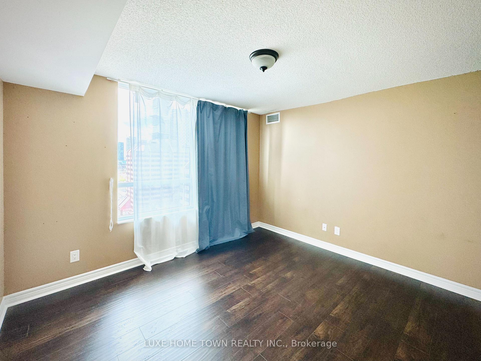 2 Bedrooms Condo at 208 Enfield, Mississauga For sale