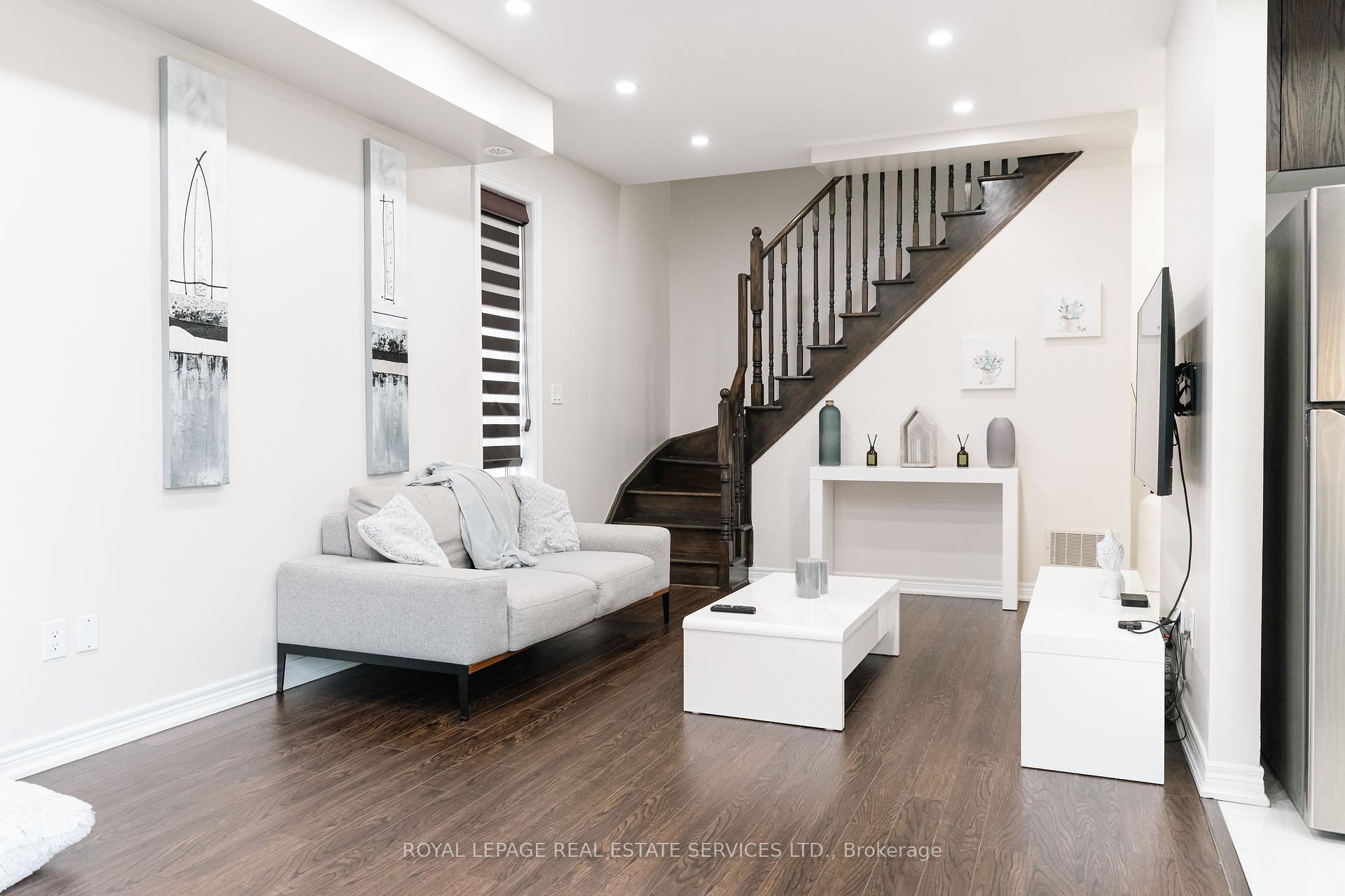 2 Bedrooms Condo at 9621 Jane, Vaughan For sale