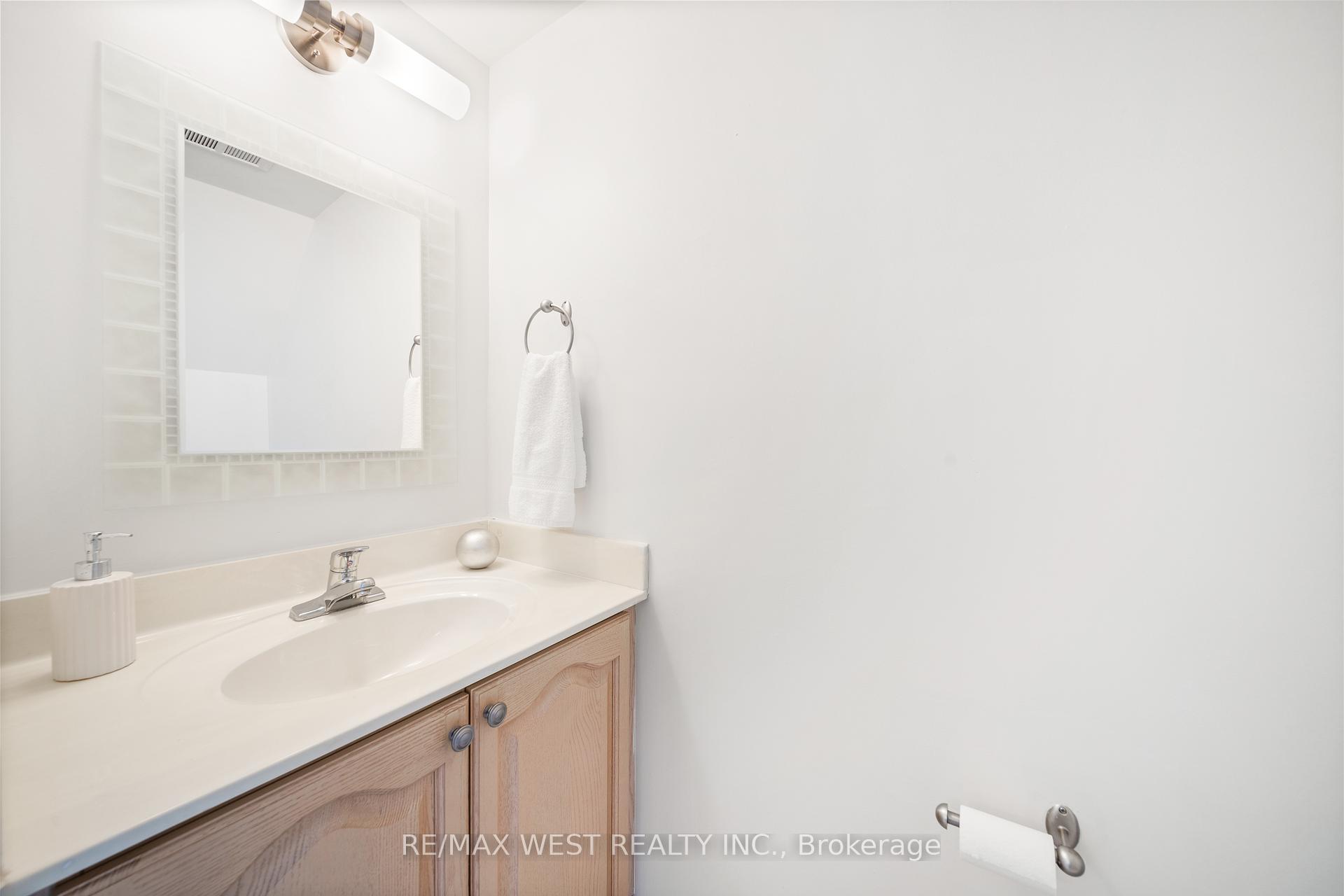 2 Bedrooms Condo at 954 King, Toronto For sale