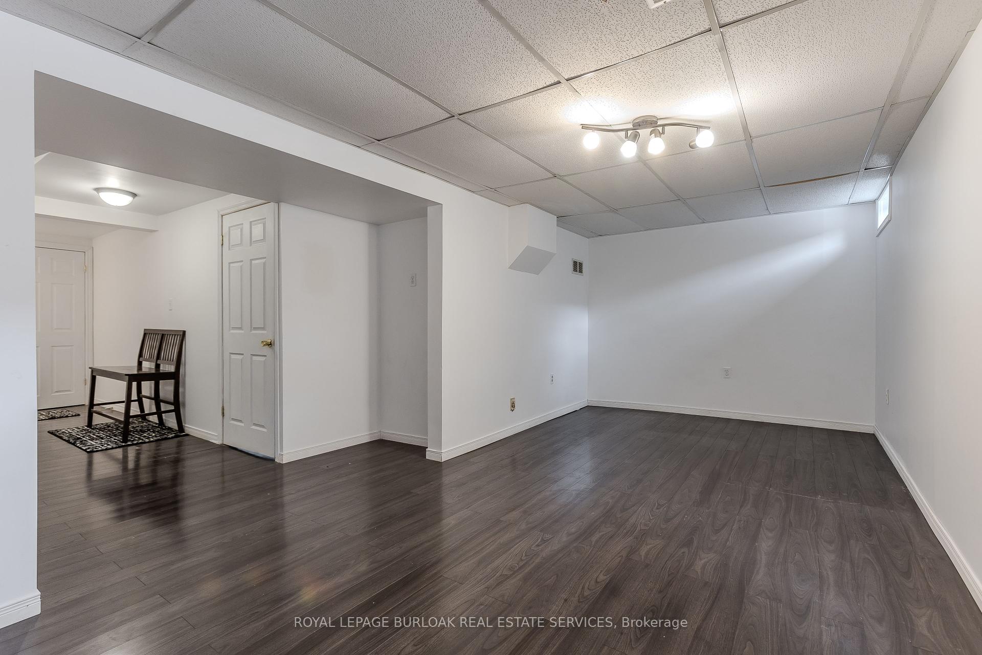 4 Bedrooms Condo at 25 Redbury, Hamilton For sale