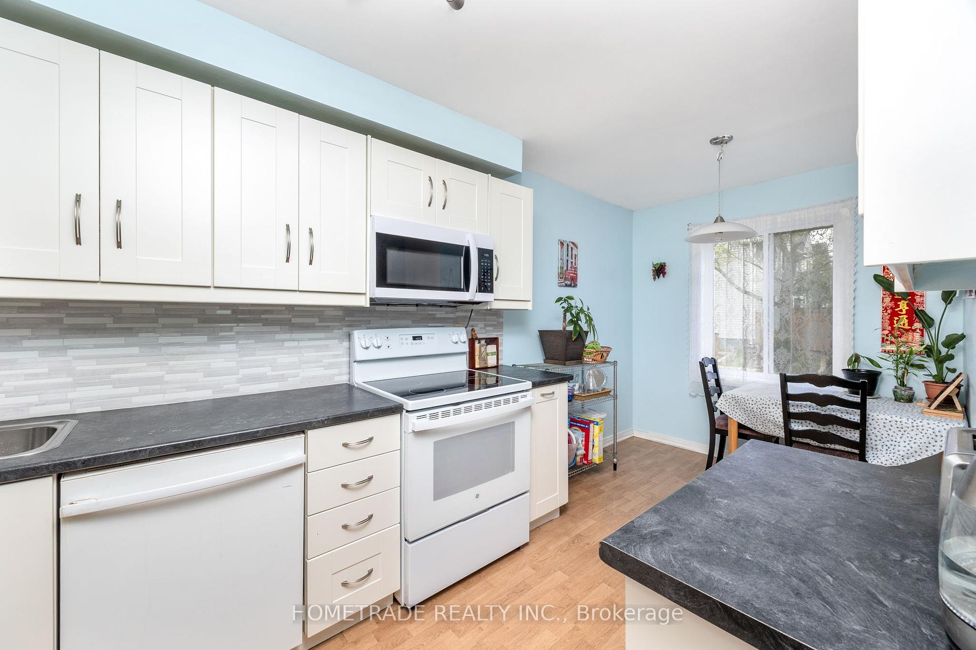 3 Bedrooms Condo at 2021 Sixth, Oakville For sale