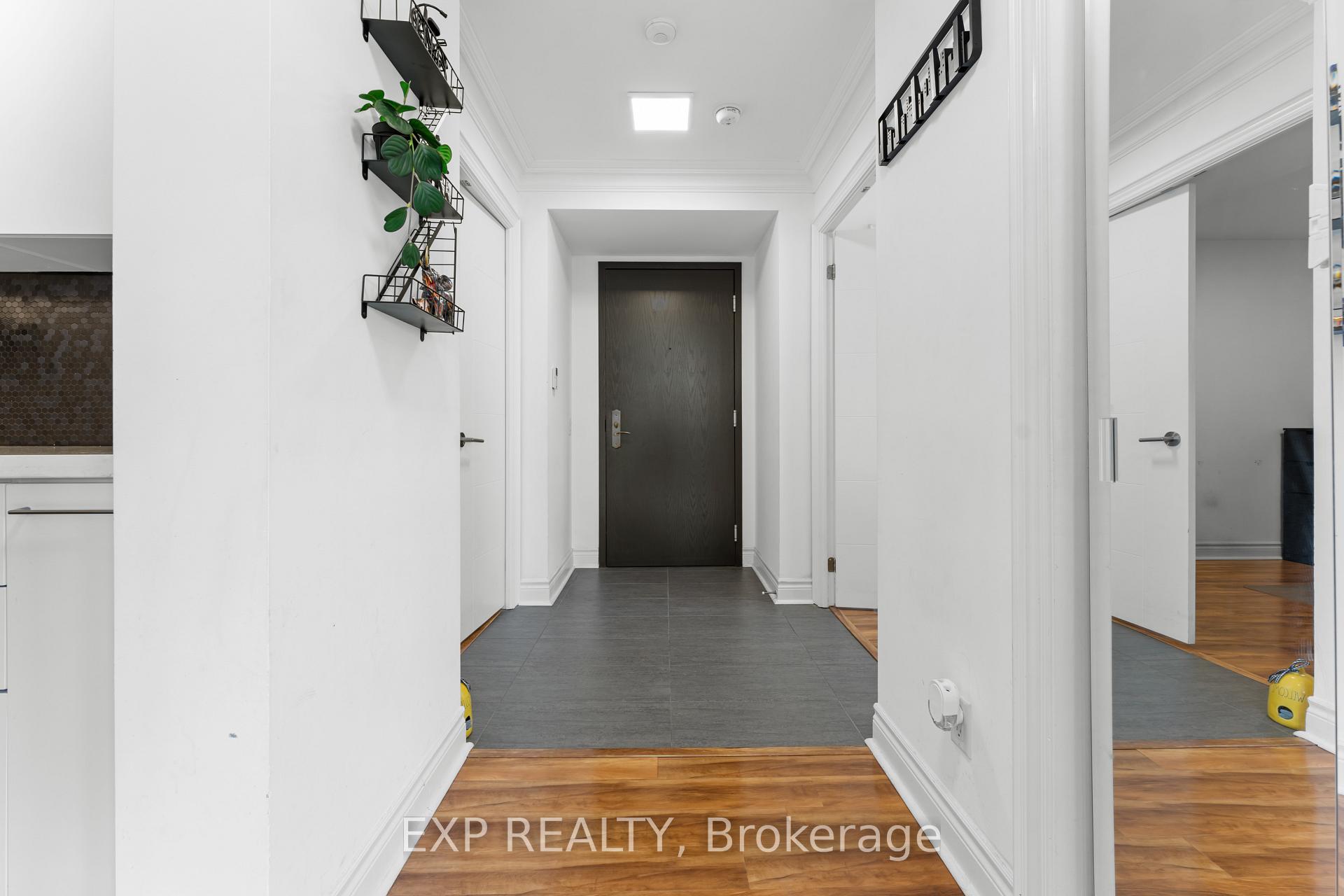 3 Bedrooms Condo at 2 Clairtrell, Toronto For sale