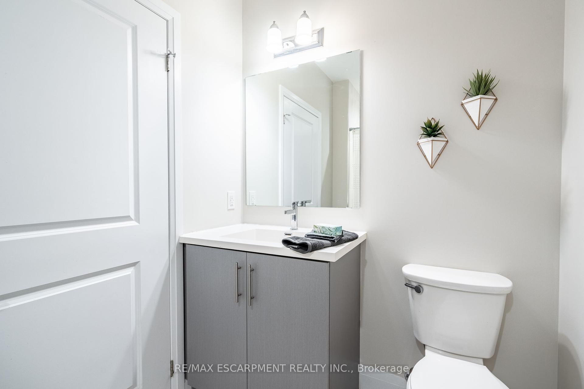 2 Bedrooms Condo at 1 Redfern, Hamilton For sale