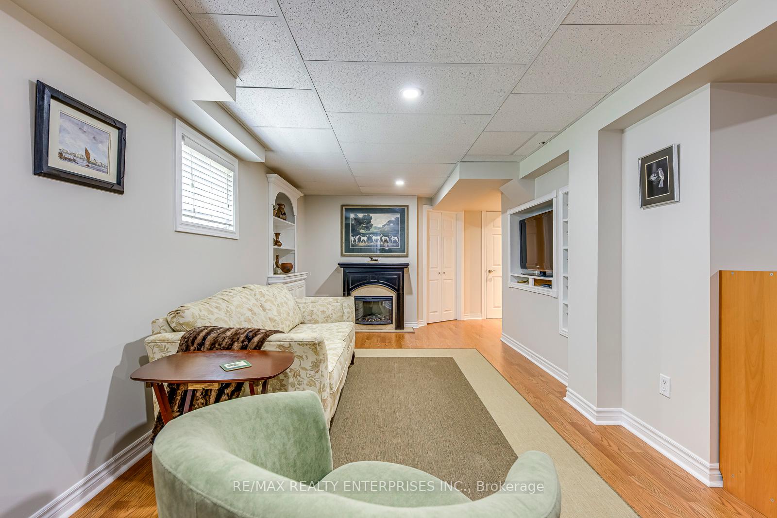 3 Bedrooms Condo at 5658 Glen Erin, Mississauga For sale