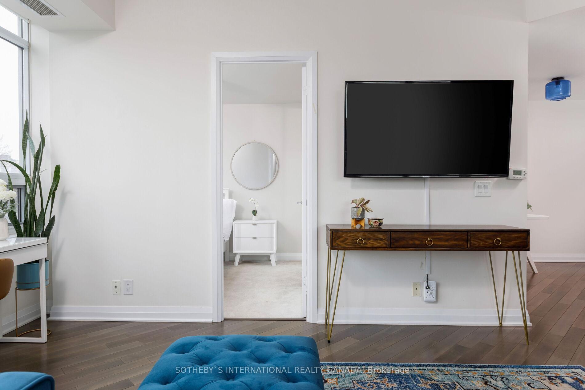 2 Bedrooms Condo at 1055 Southdown,  Mississauga For sale