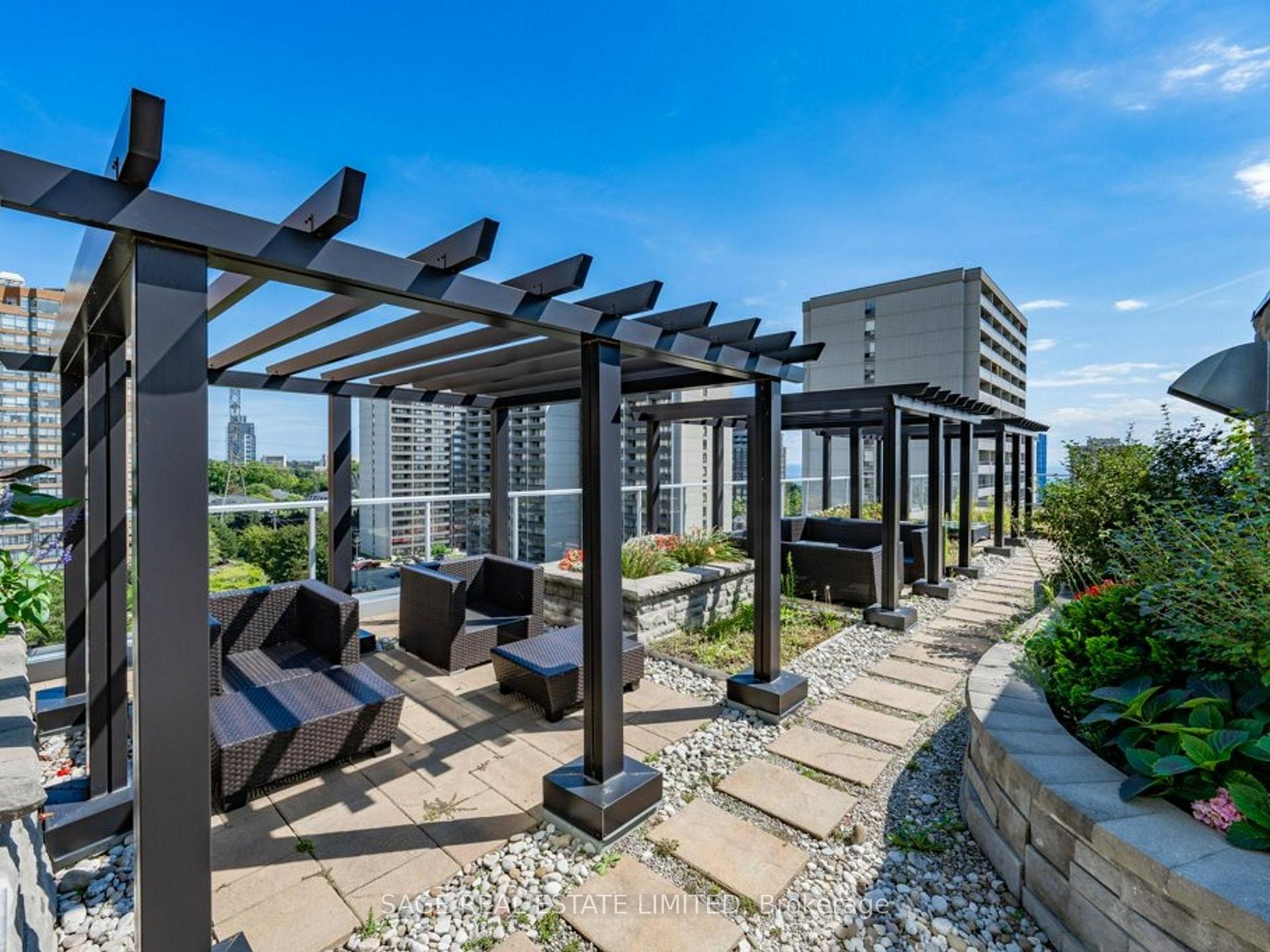 2 Bedrooms Condo at 551 Maple, Burlington For sale