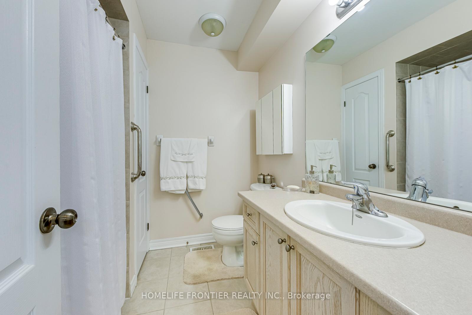 4 Bedrooms Condo at 90 Oakhampton,  Hamilton For sale