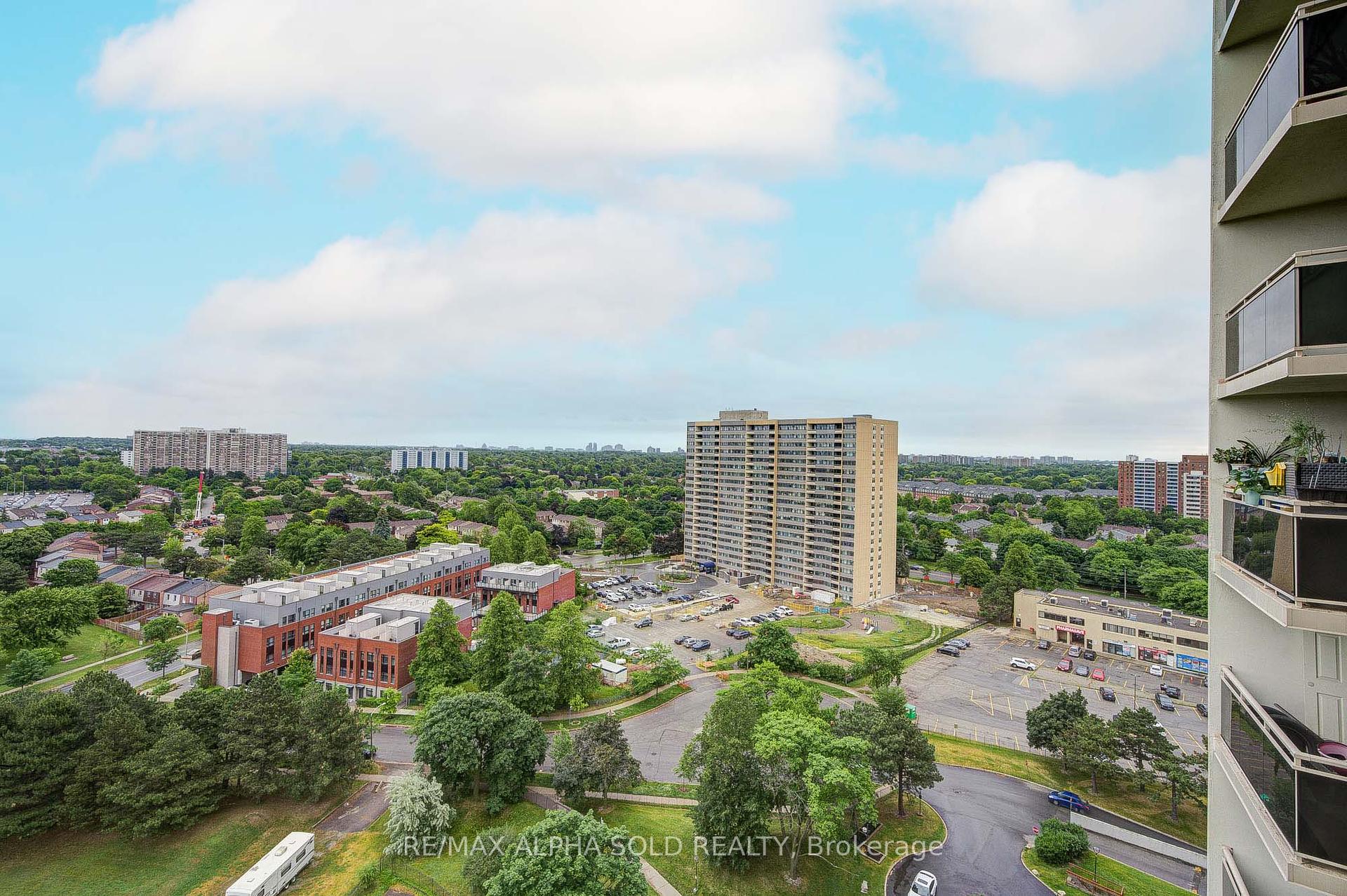 3 Bedrooms Condo at 100 Echo Point, Toronto For sale