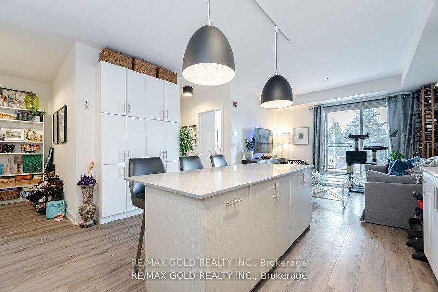 2 Bedrooms Condo at 320 Plains,  Burlington For sale