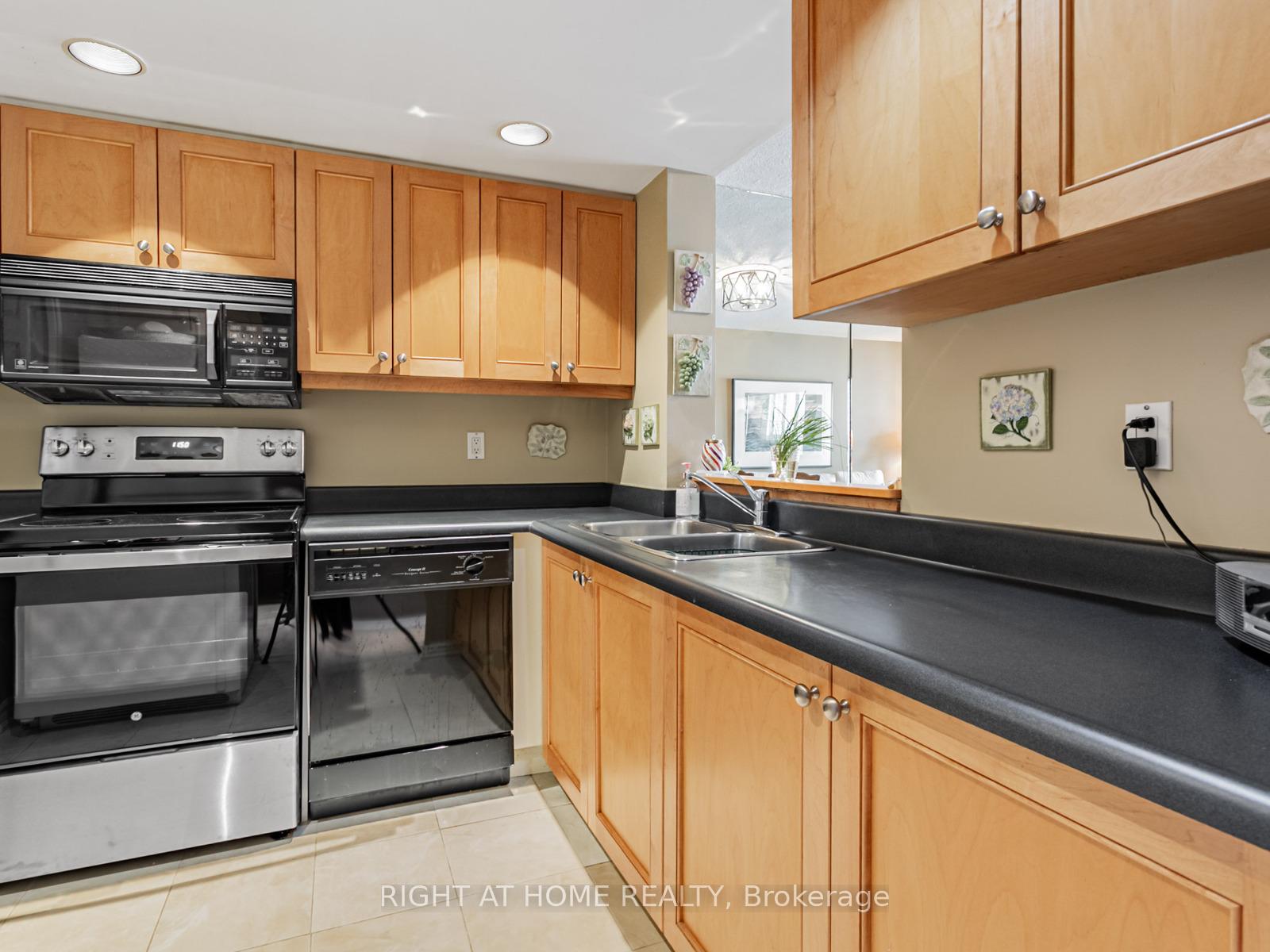 2 Bedrooms Condo at 225 Davenport, Toronto For sale