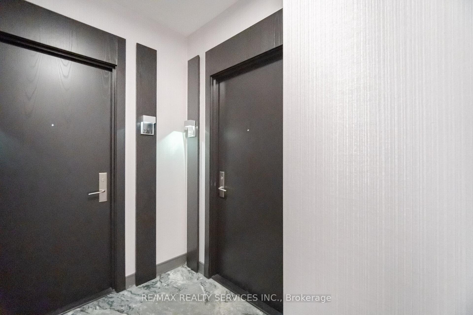 2 Bedrooms Condo at 80 Absolute,  Mississauga For sale