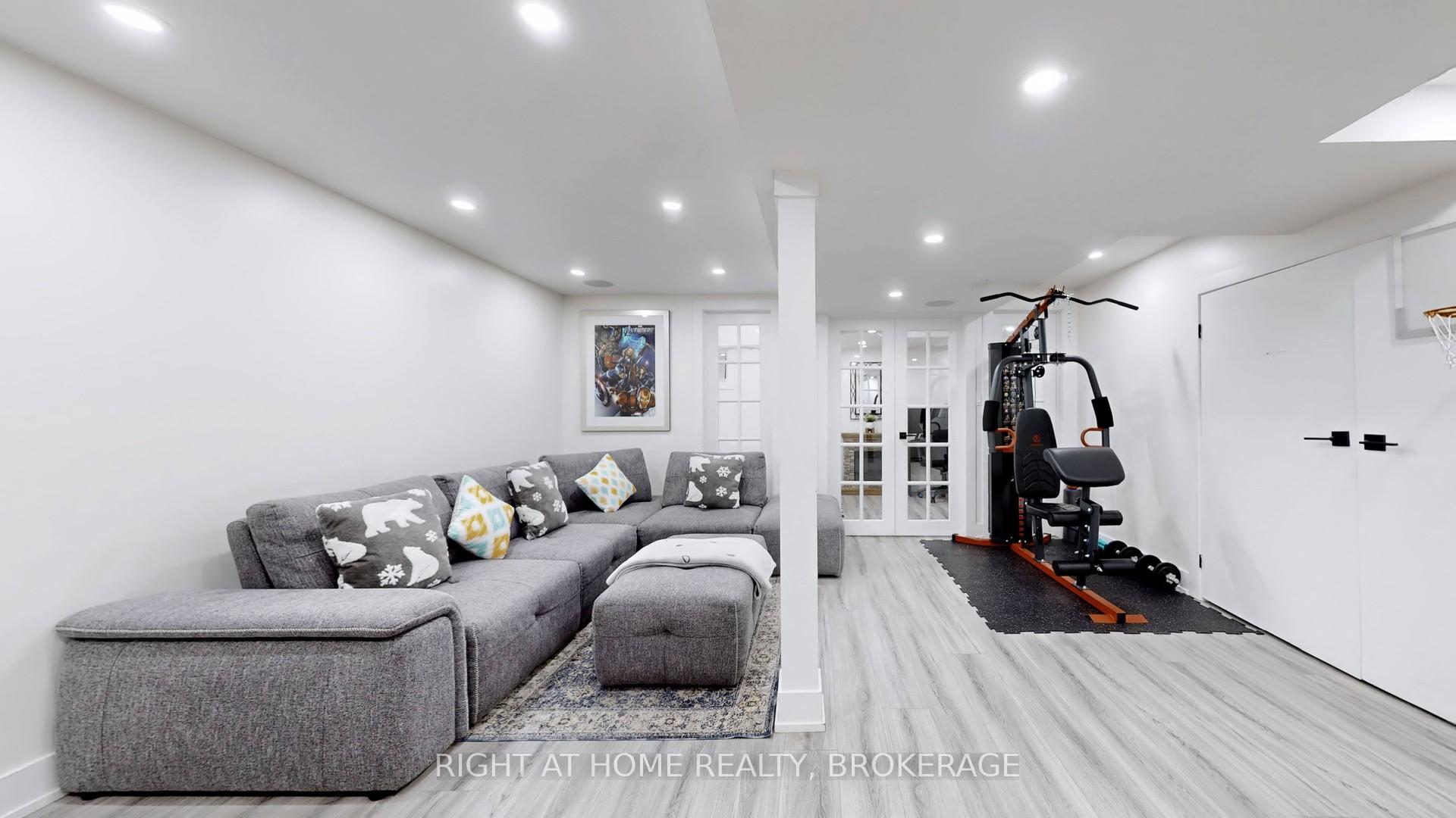 4 Bedrooms Condo at 4193 Longmoor, Burlington For sale