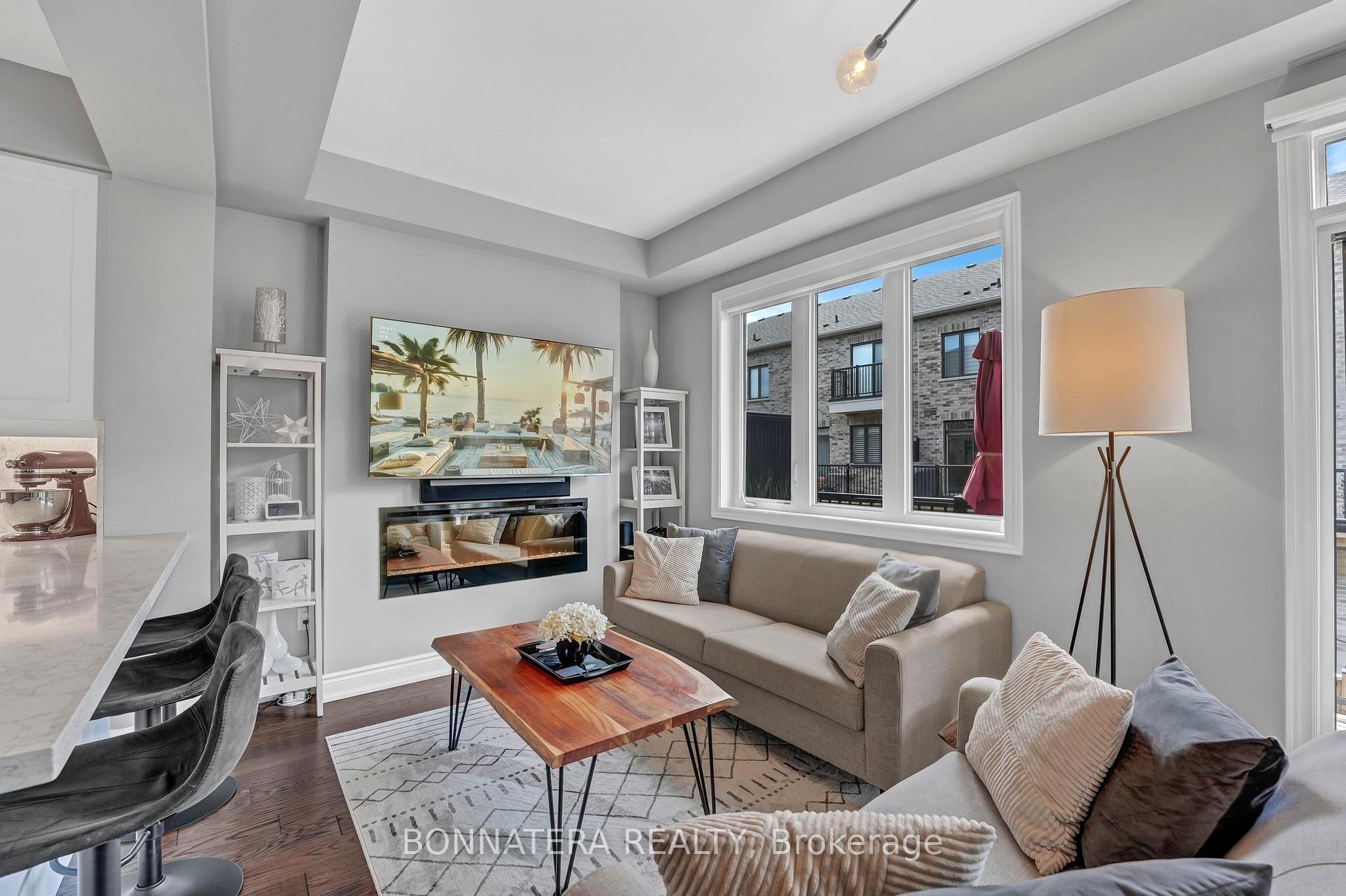 4 Bedrooms Condo at 10 Augustus, Toronto For sale