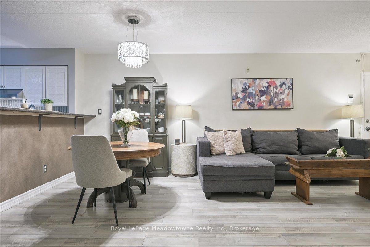 2 Bedrooms Condo at 1450 Bishops, Oakville For sale
