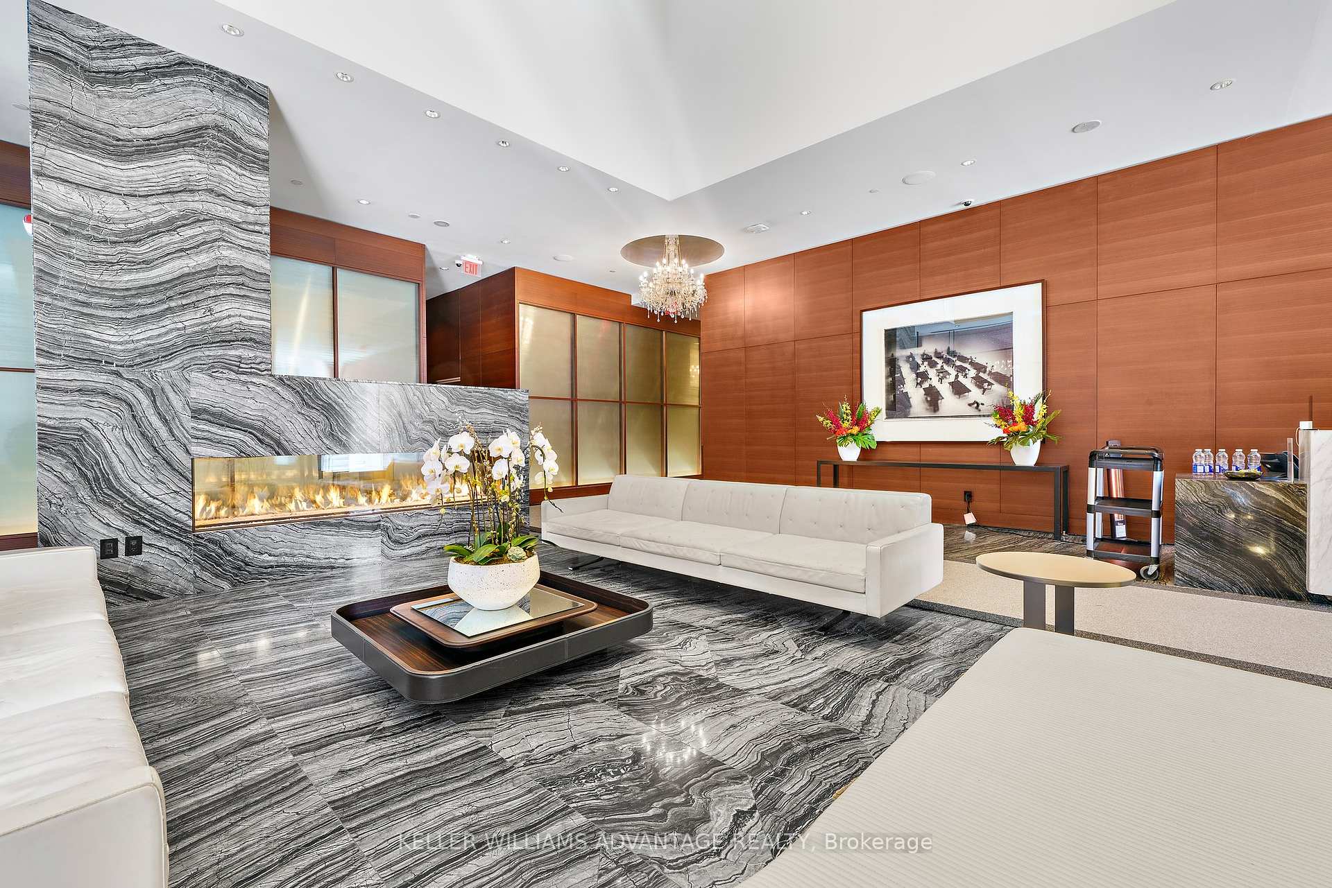 2 Bedrooms Condo at 180 University, Toronto For sale
