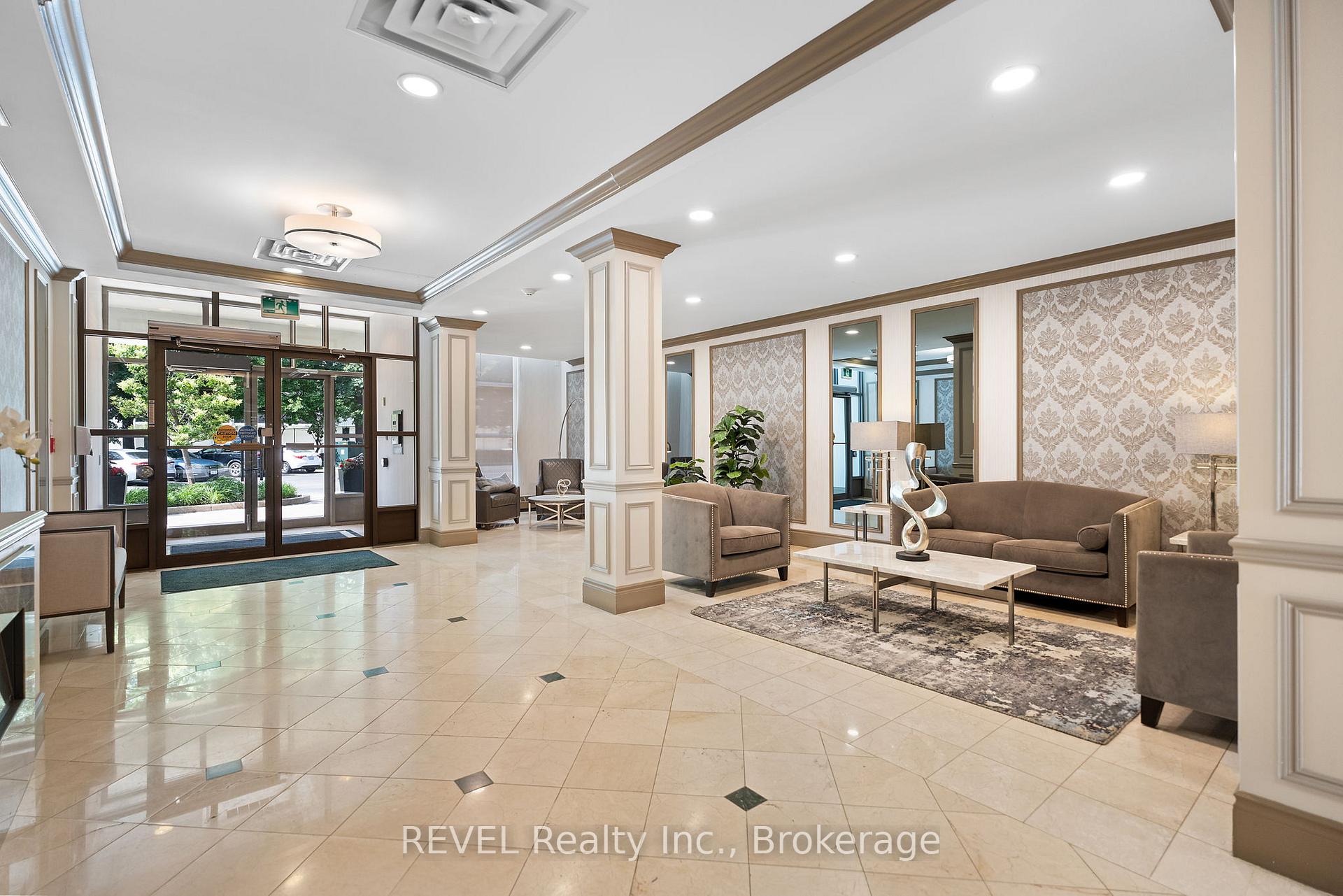 2 Bedrooms Condo at 442 Maple, Burlington For sale