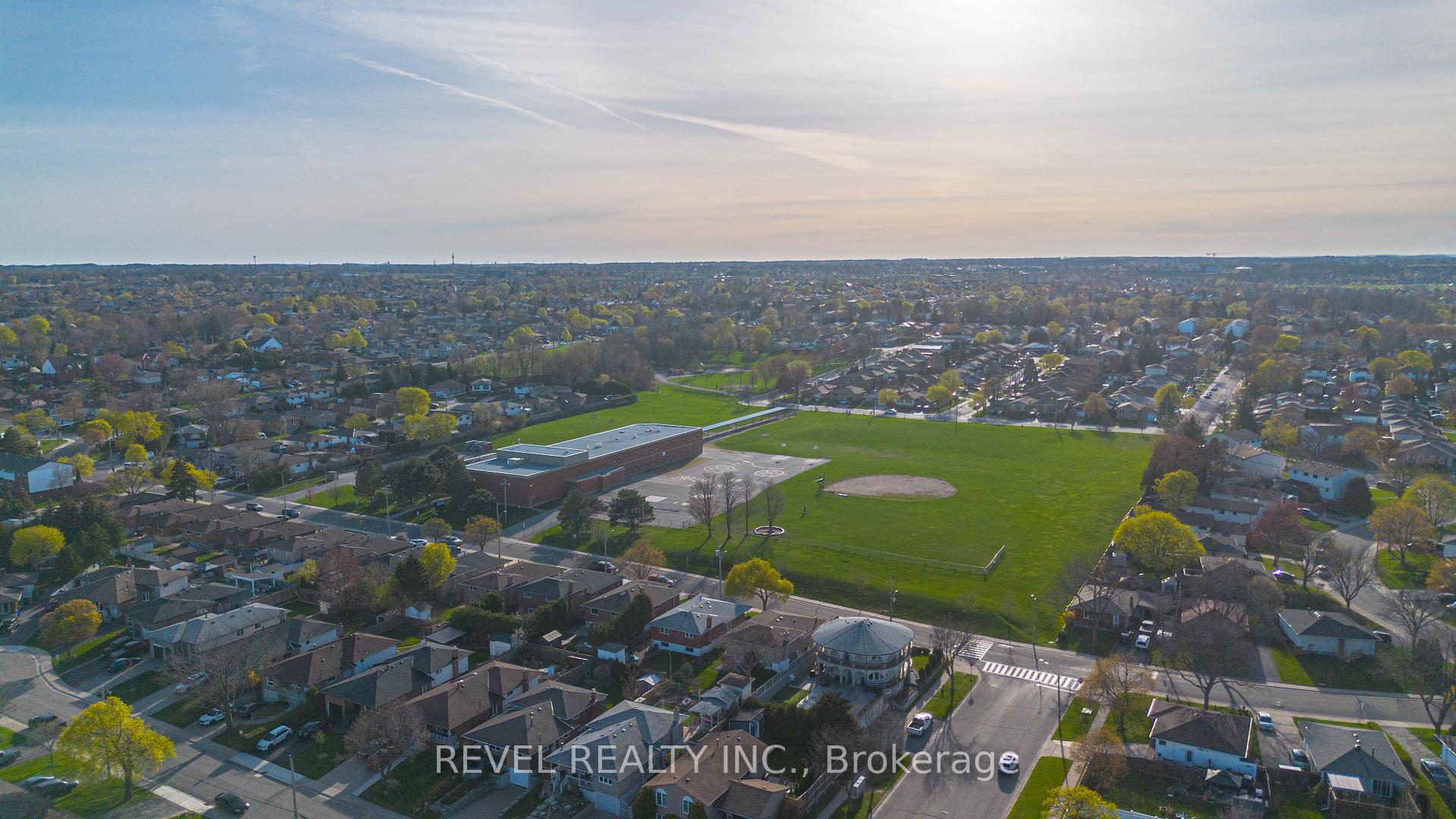 3 Bedrooms Condo at 25 Redbury,  Hamilton For sale