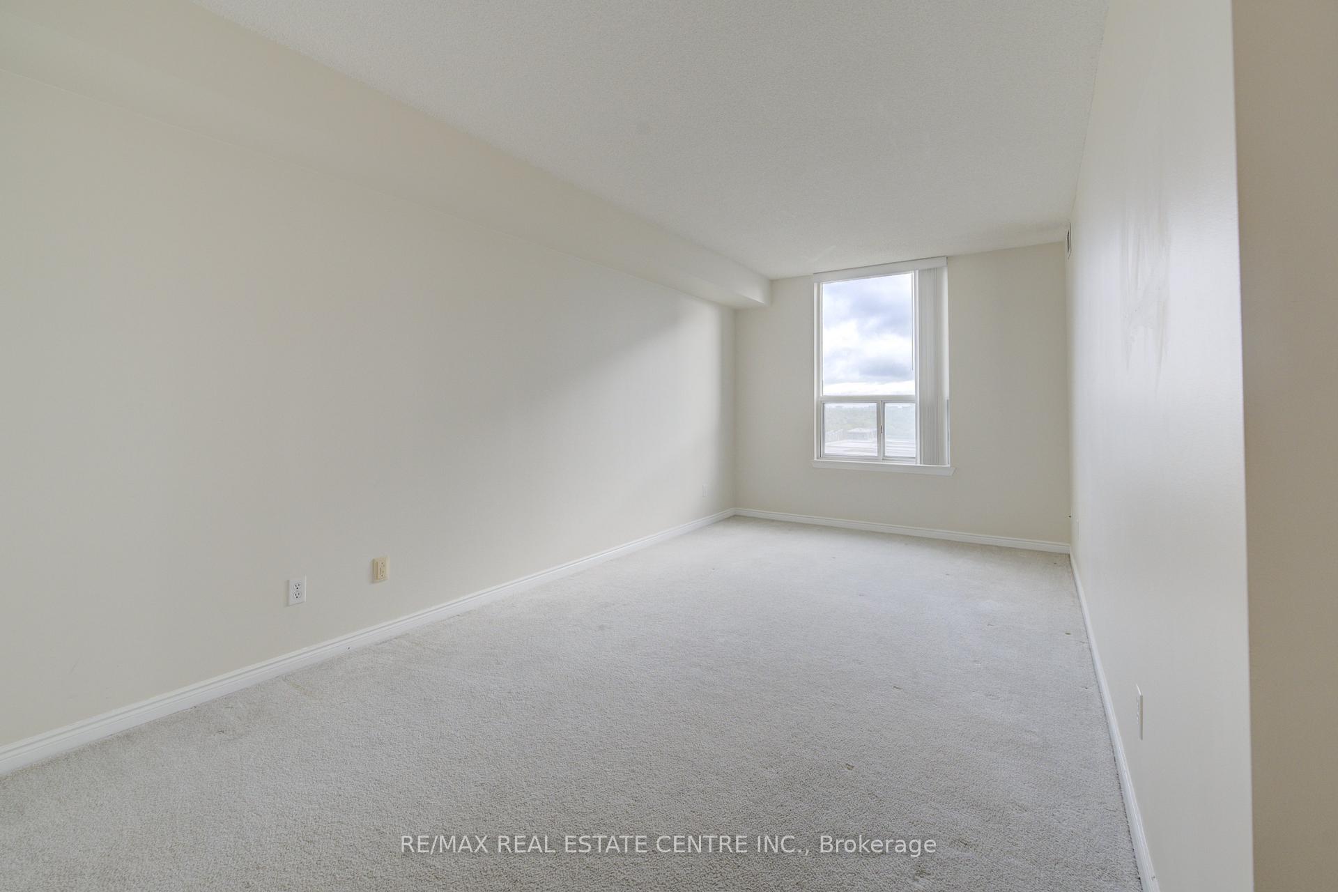 2 Bedrooms Condo at 135 Hillcrest, Mississauga For sale