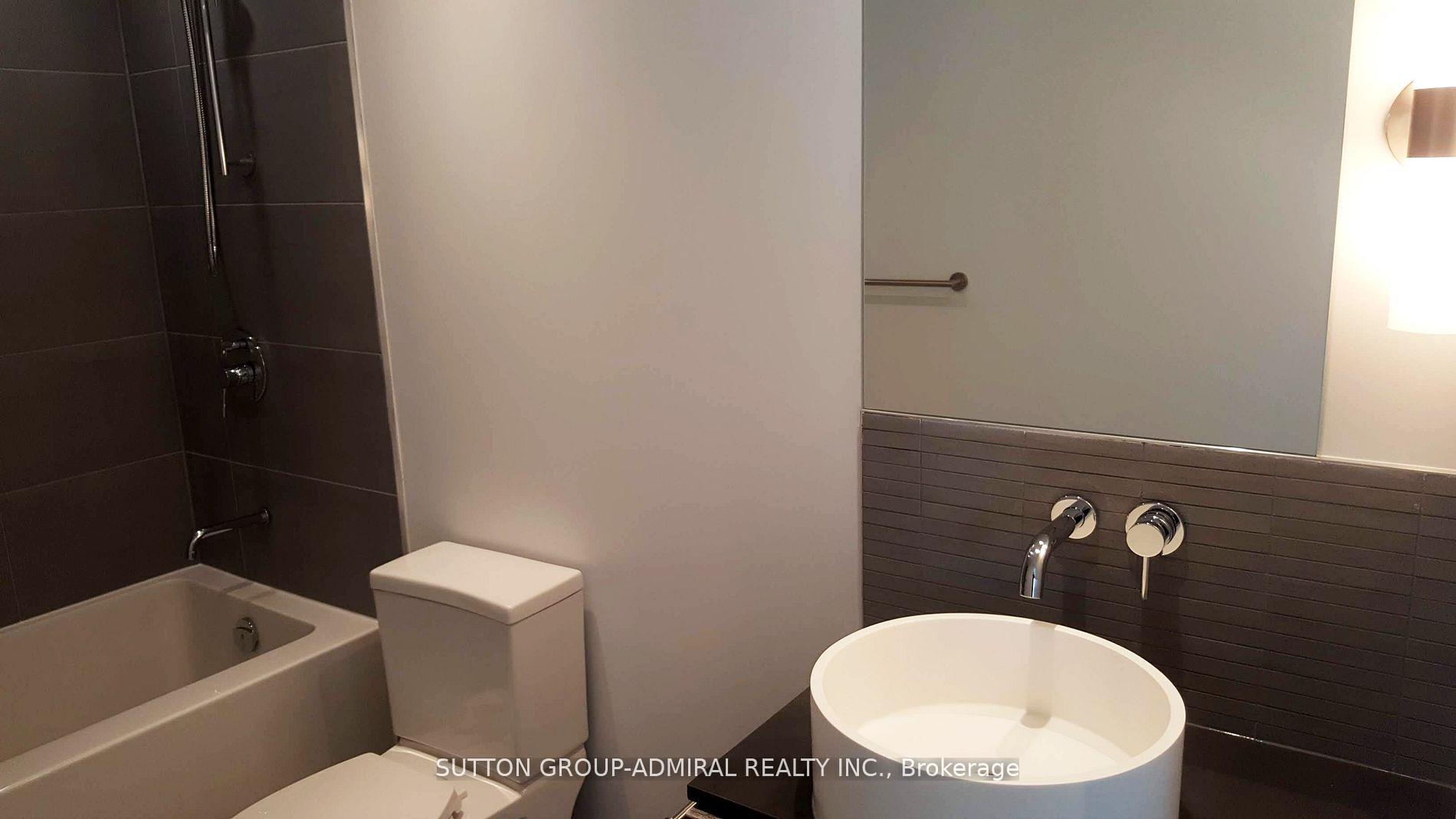 2 Bedrooms Condo at 161 Roehampton, Toronto For sale