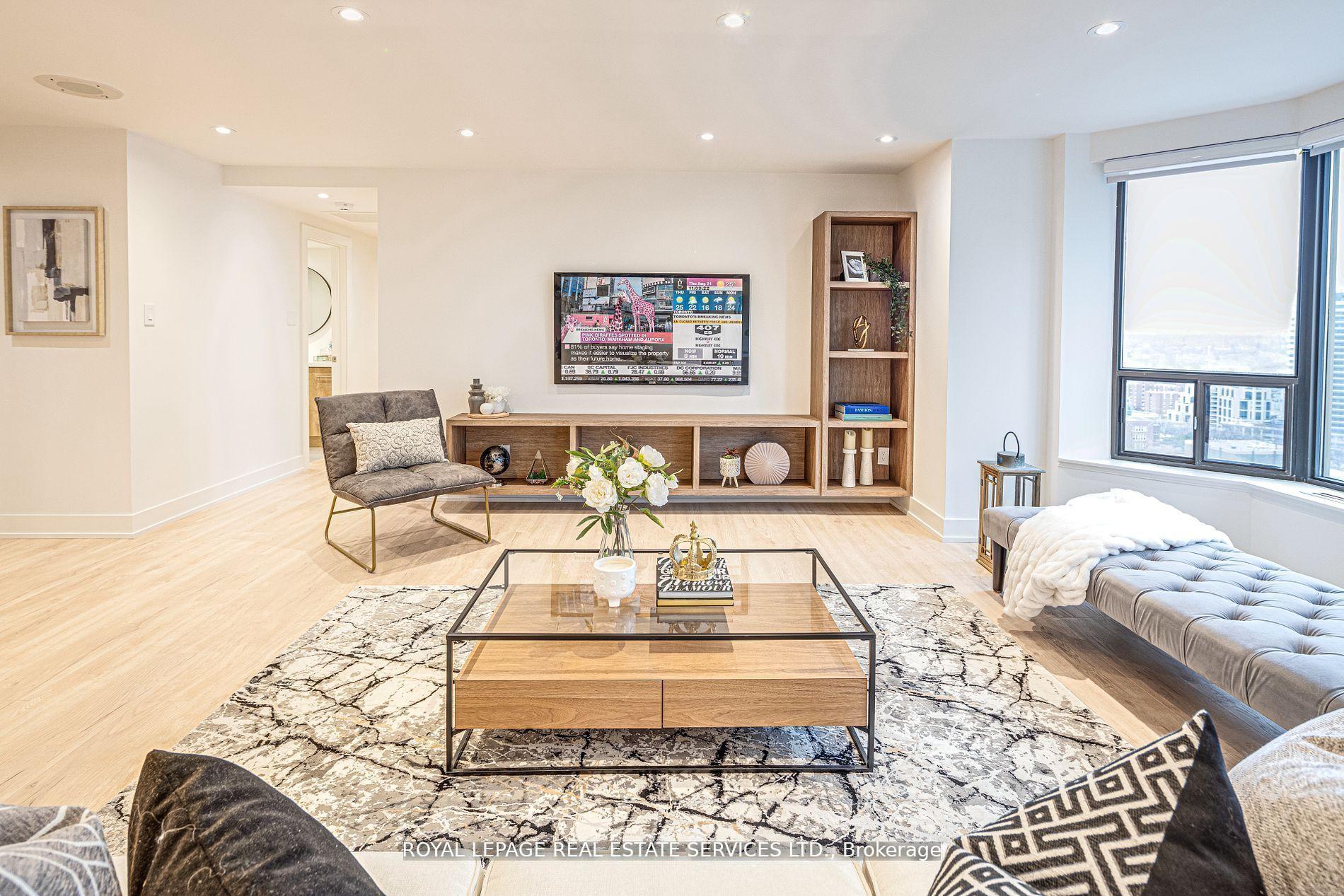 2 Bedrooms Condo at 175 Cumberland, Toronto For sale