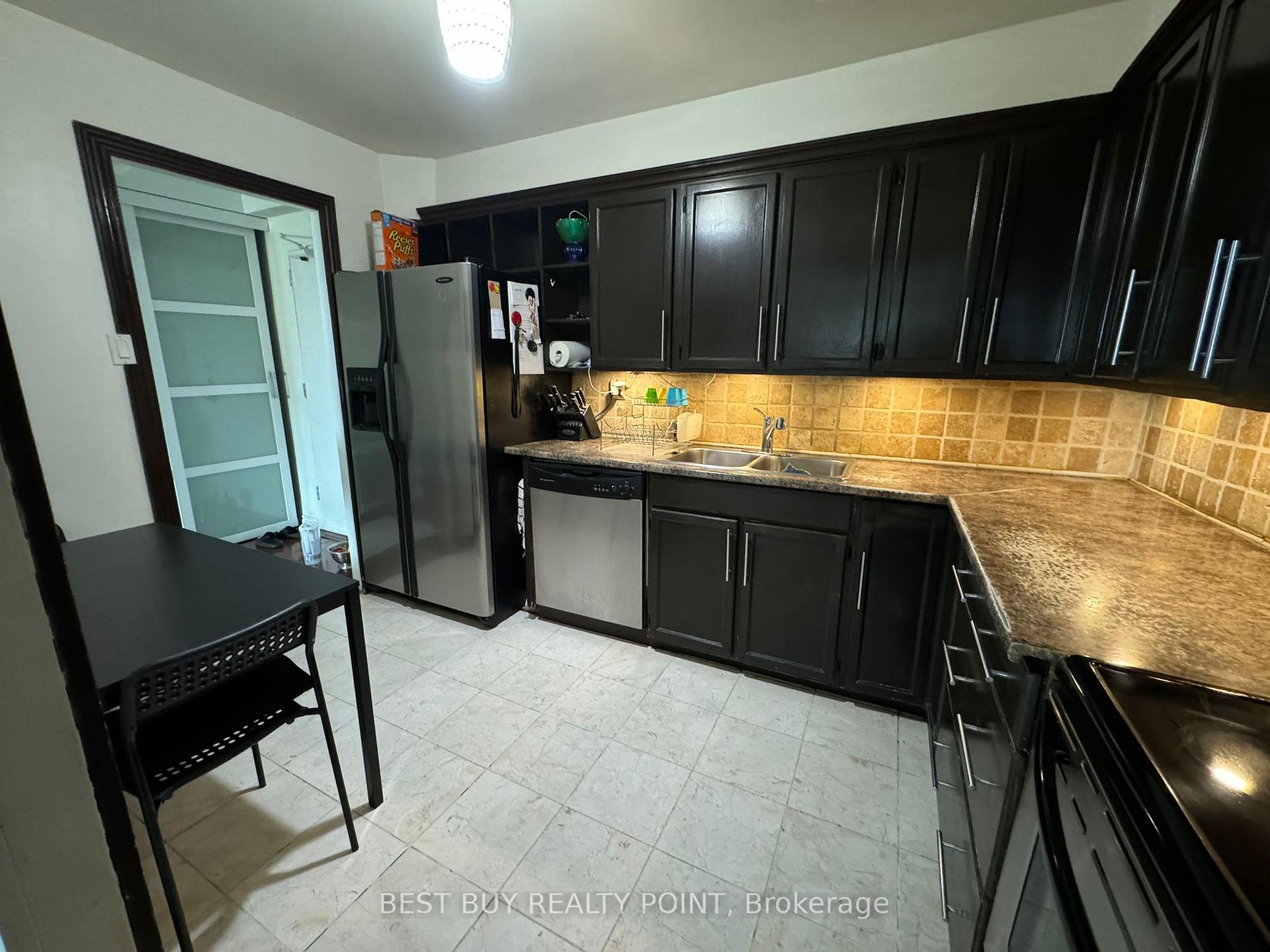 3 Bedrooms Condo at 15 La Rose, Toronto For sale