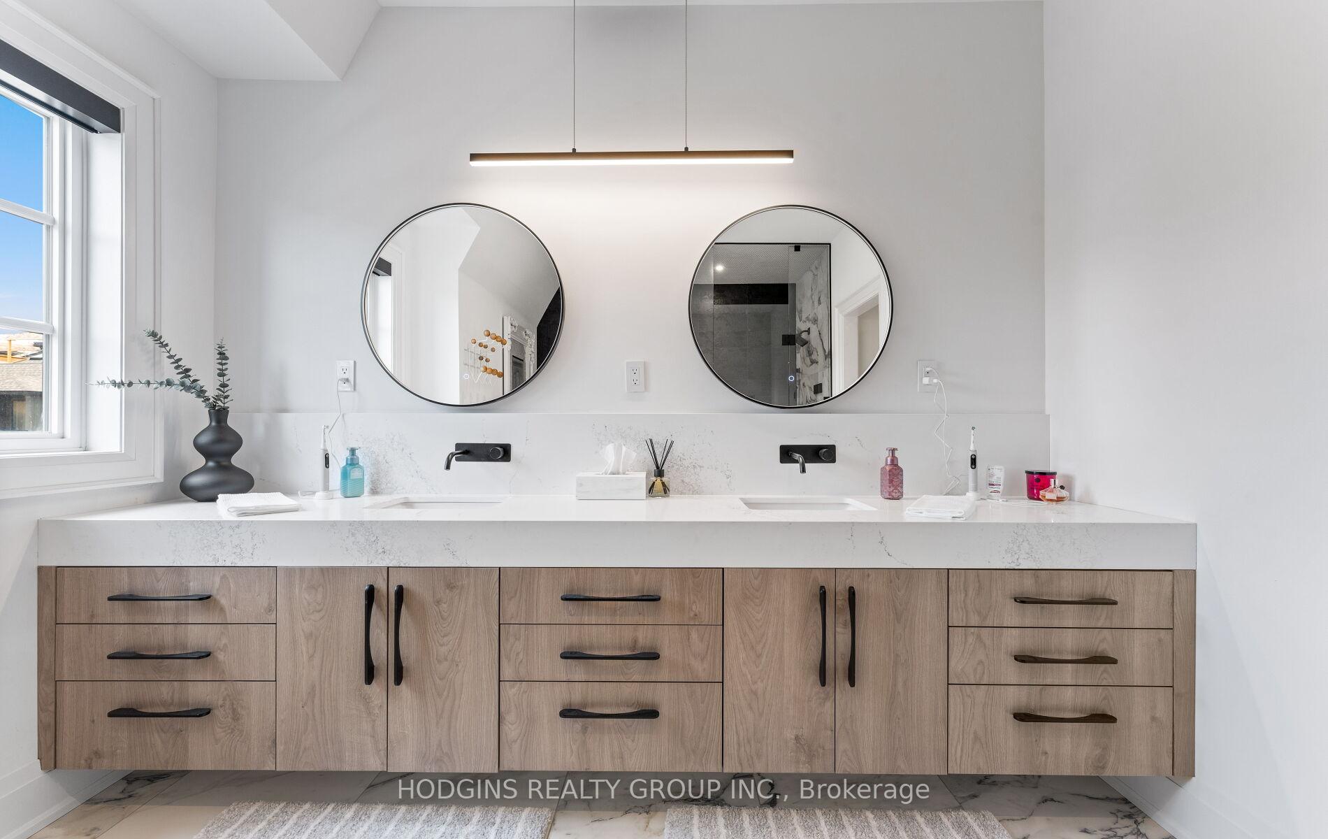 4 Bedrooms Condo at 10 Lunar, Mississauga For sale