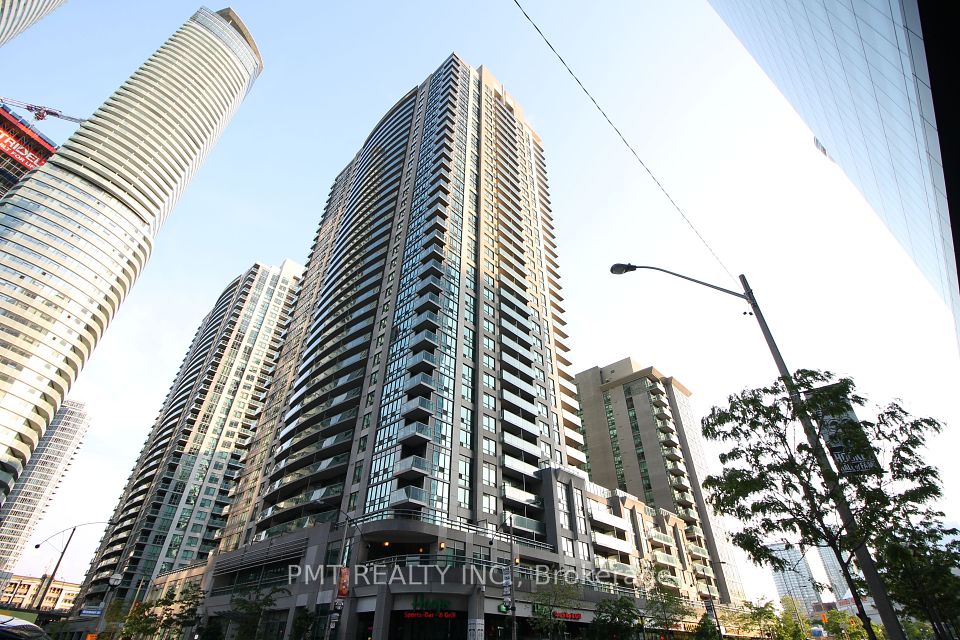 30 Grand Trunk Crescent
