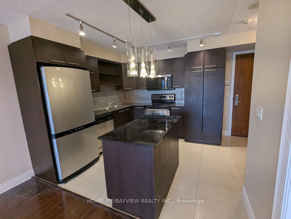 SPACIOUS KITCHEN