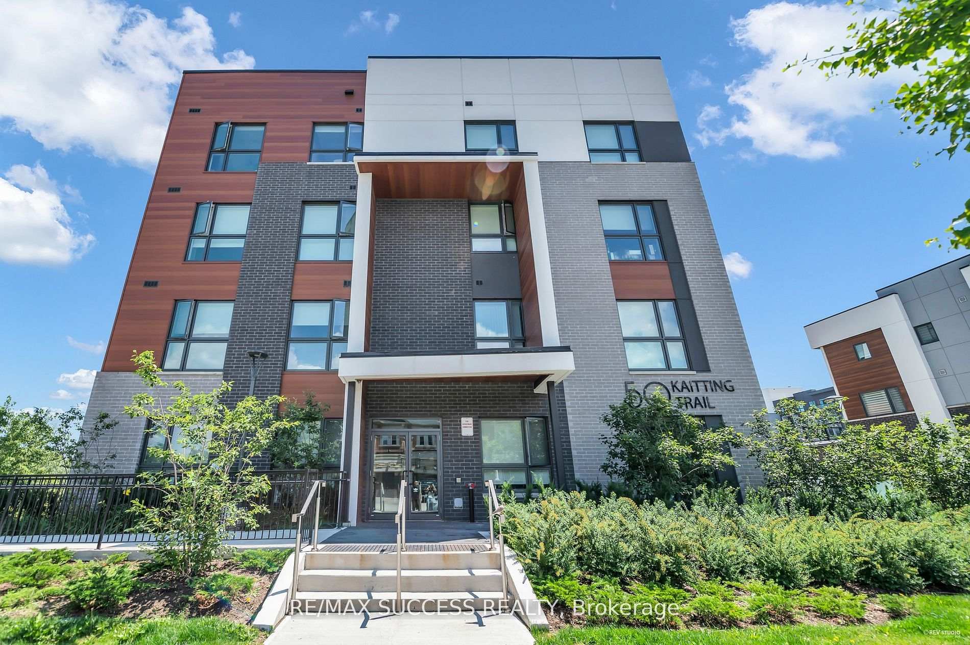 2 Bedrooms Condo at 50 Kaitting, Oakville For sale