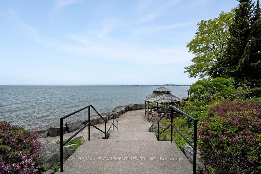 2 Bedrooms Condo at 2220 Lakeshore, Burlington For sale