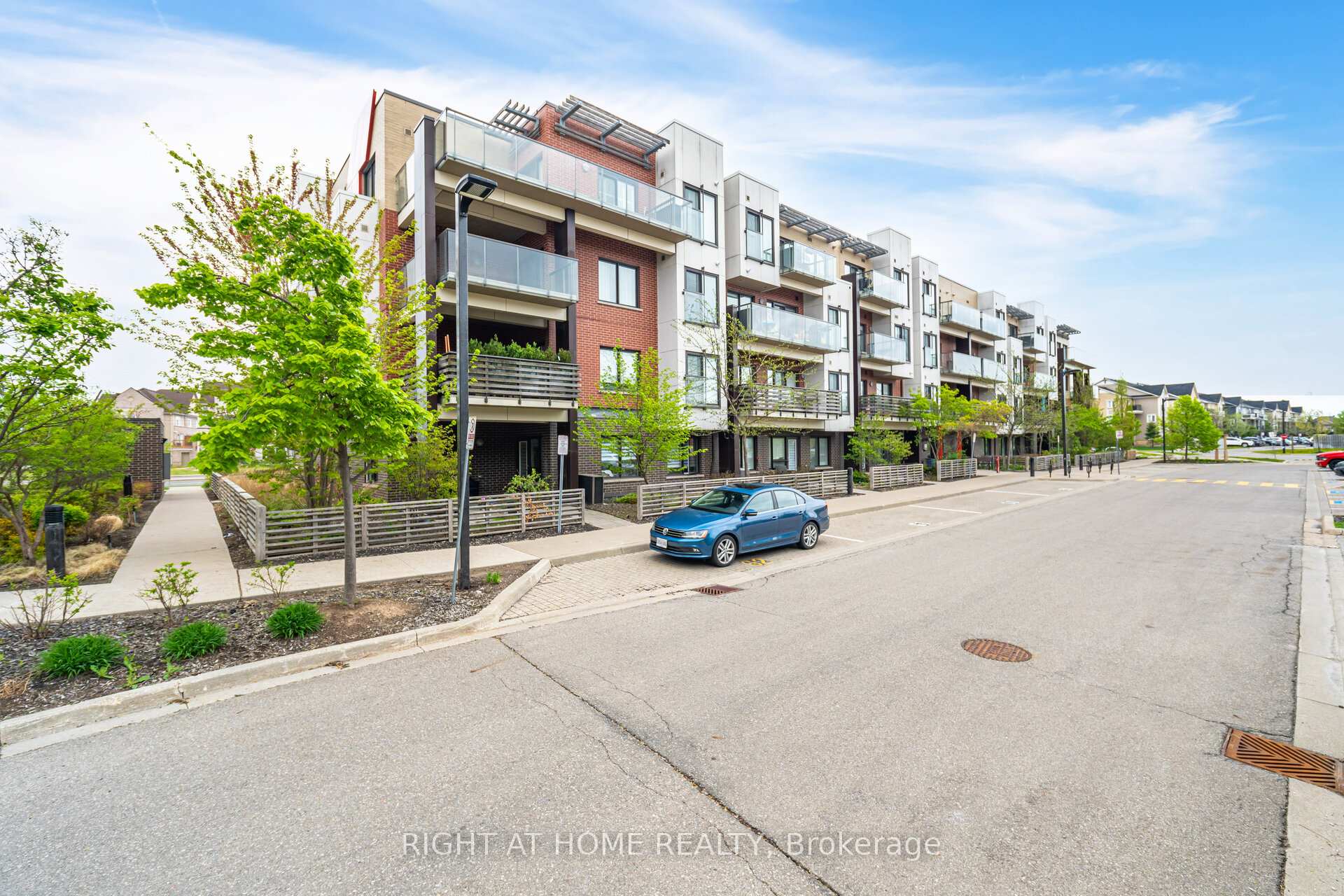 3 Bedrooms Condo at 5005 harvard, Mississauga For sale