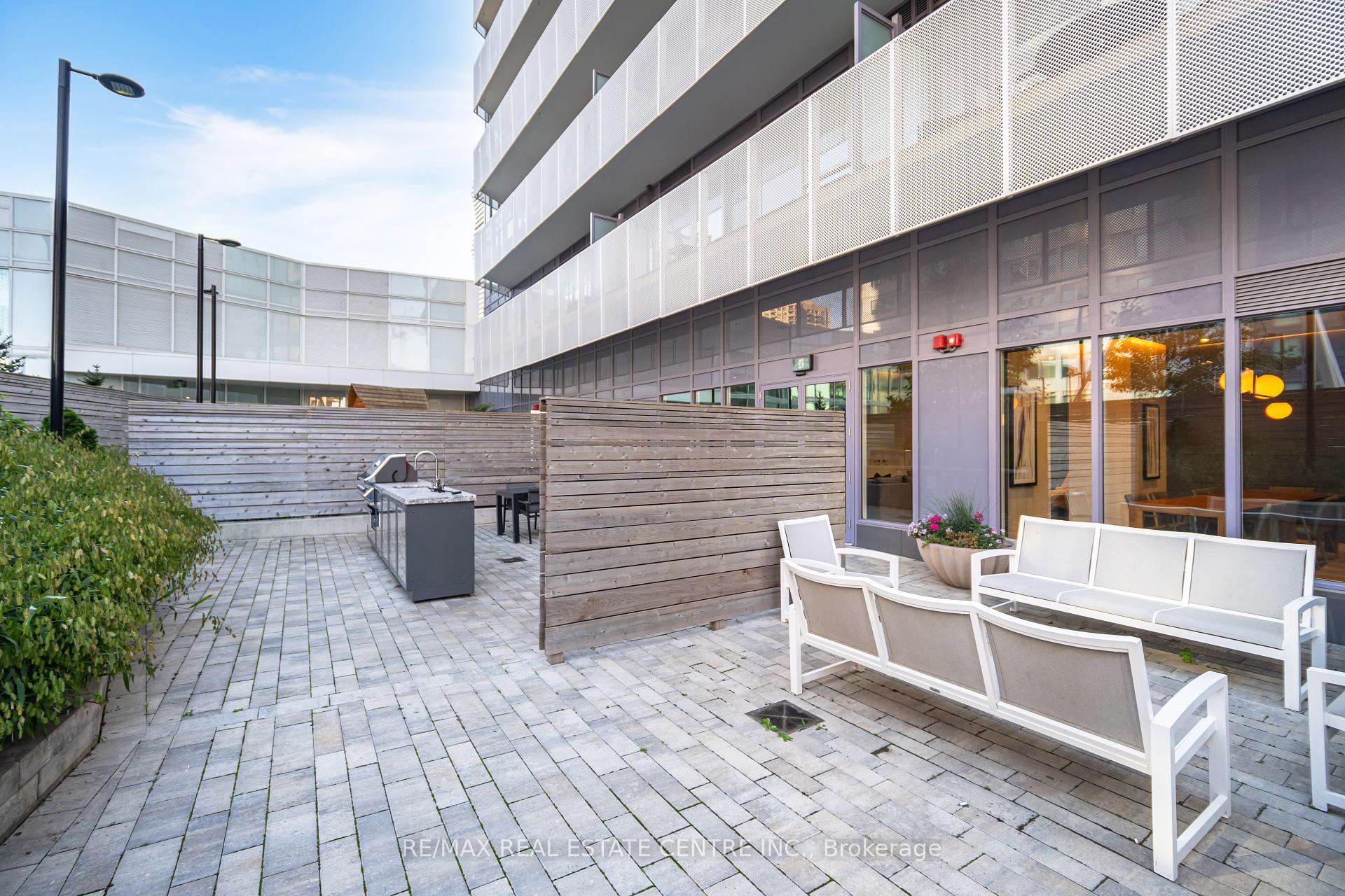 2 Bedrooms Condo at 4065 Confederation, Mississauga For sale