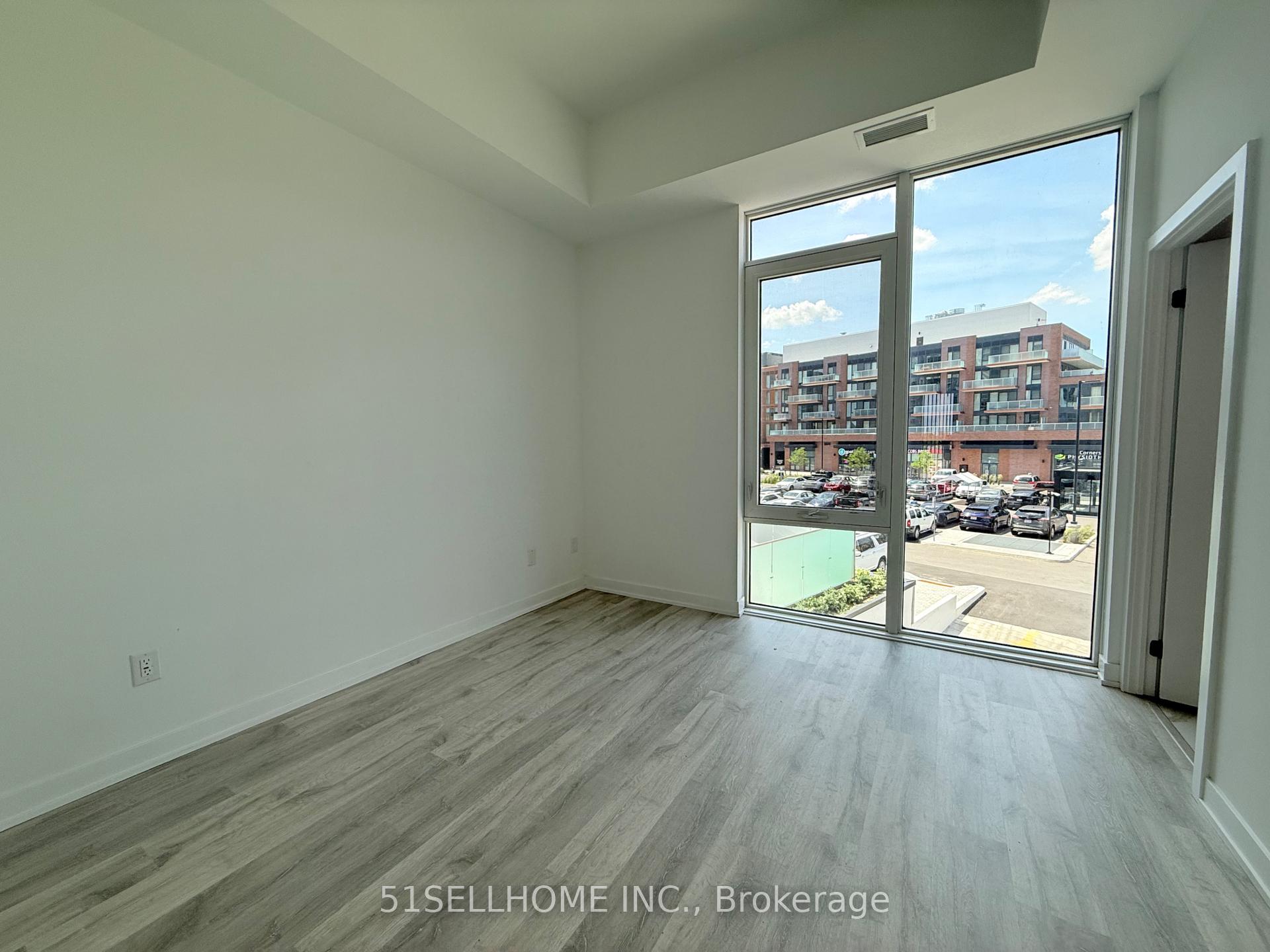 4 Bedrooms Condo at 220 Missinnihe, Mississauga For sale