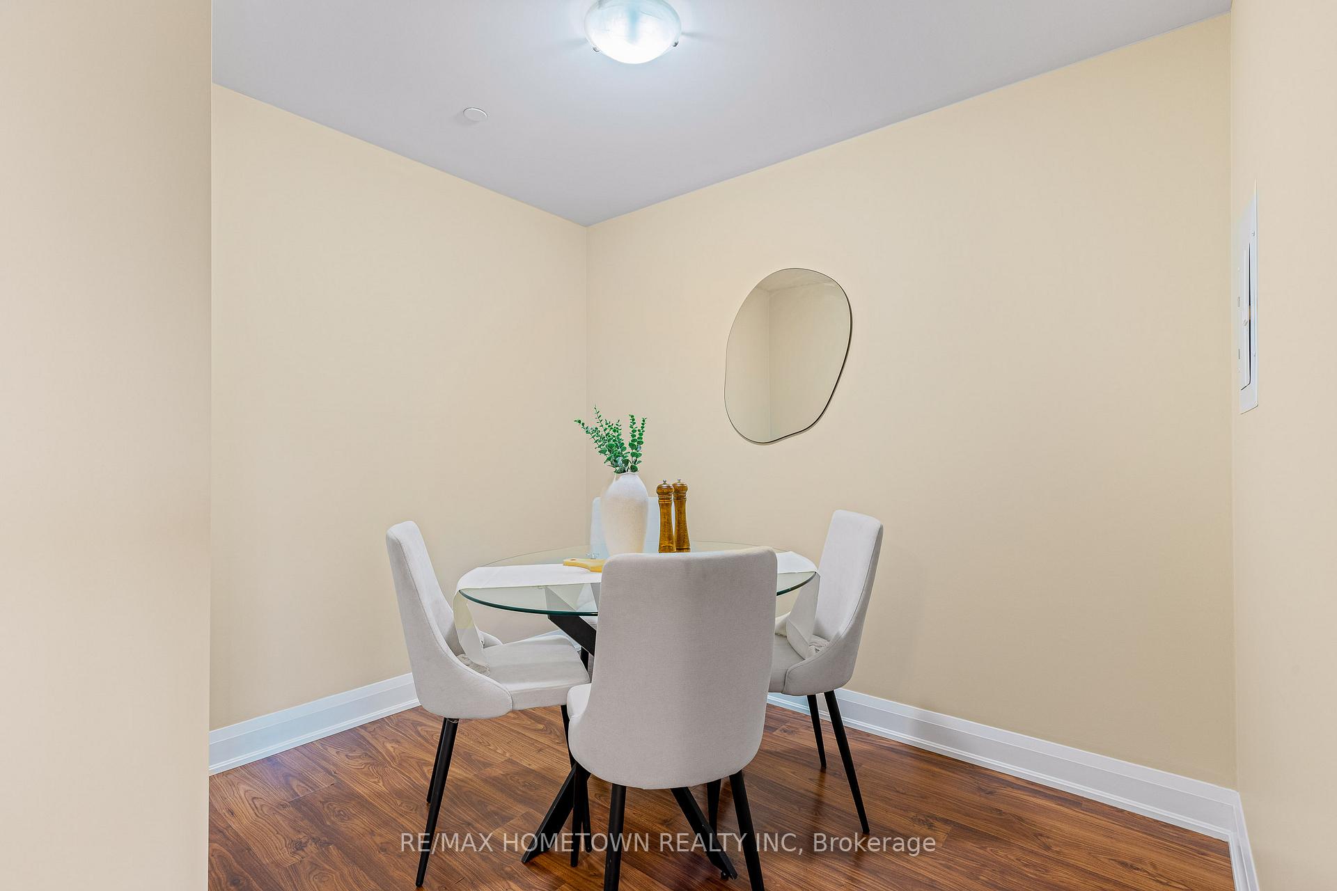 2 Bedrooms Condo at 35 Fontenay, Toronto For sale