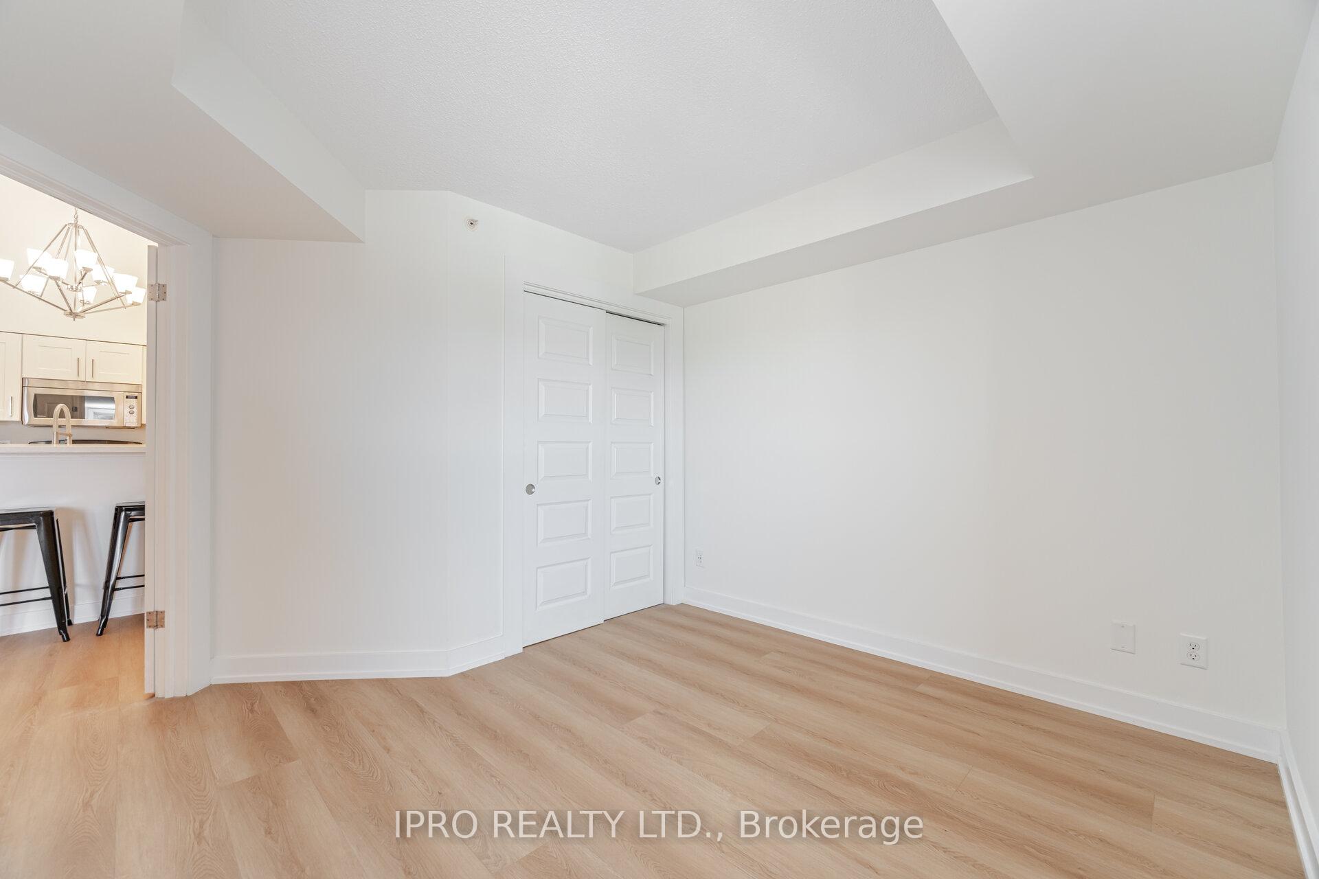 2 Bedrooms Condo at 1411 Walker’s, Burlington For sale