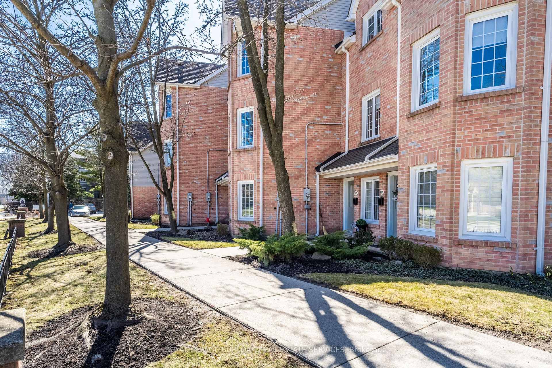 2 Bedrooms Condo at 2110 Cleaver, Burlington For sale