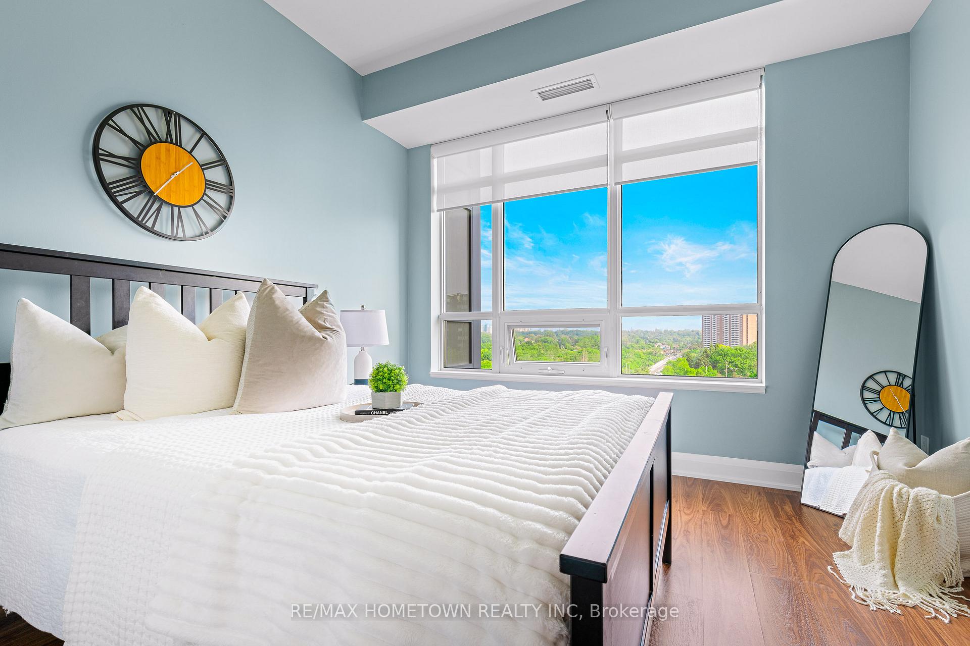 2 Bedrooms Condo at 35 Fontenay, Toronto For sale