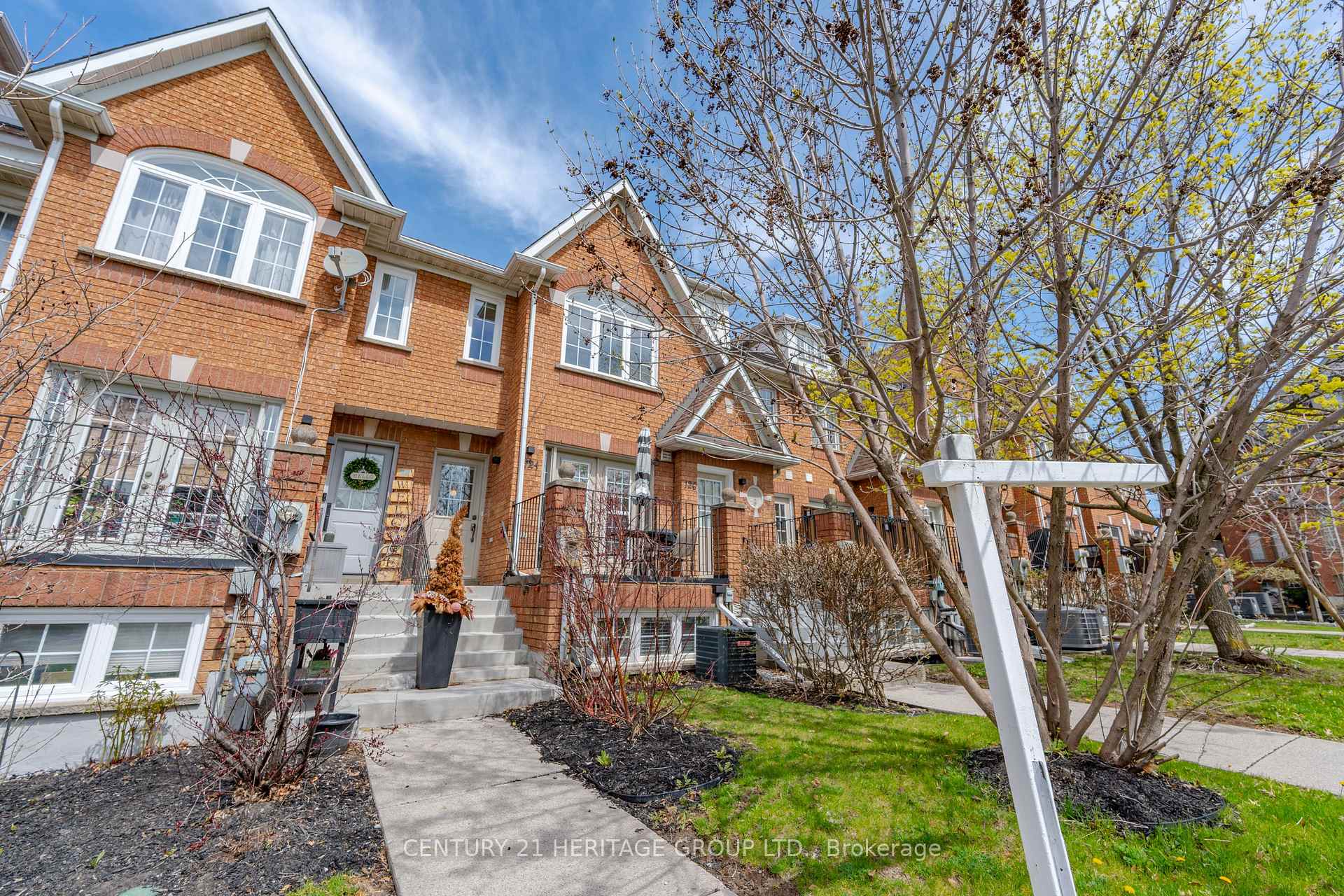 3 Bedrooms Condo at 124 Rory,  Toronto For sale