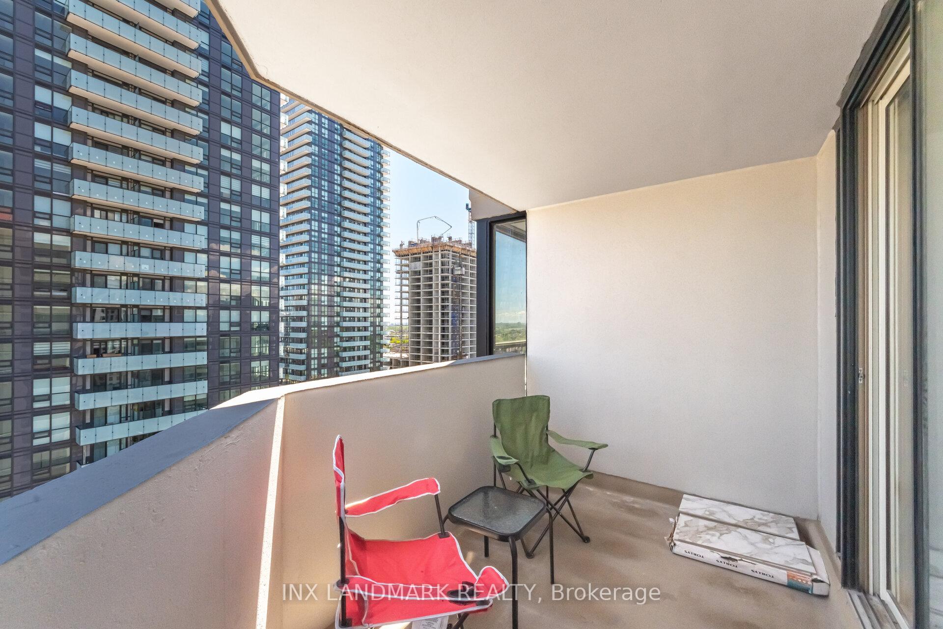 3 Bedrooms Condo at 330 Rathburn, Mississauga For sale