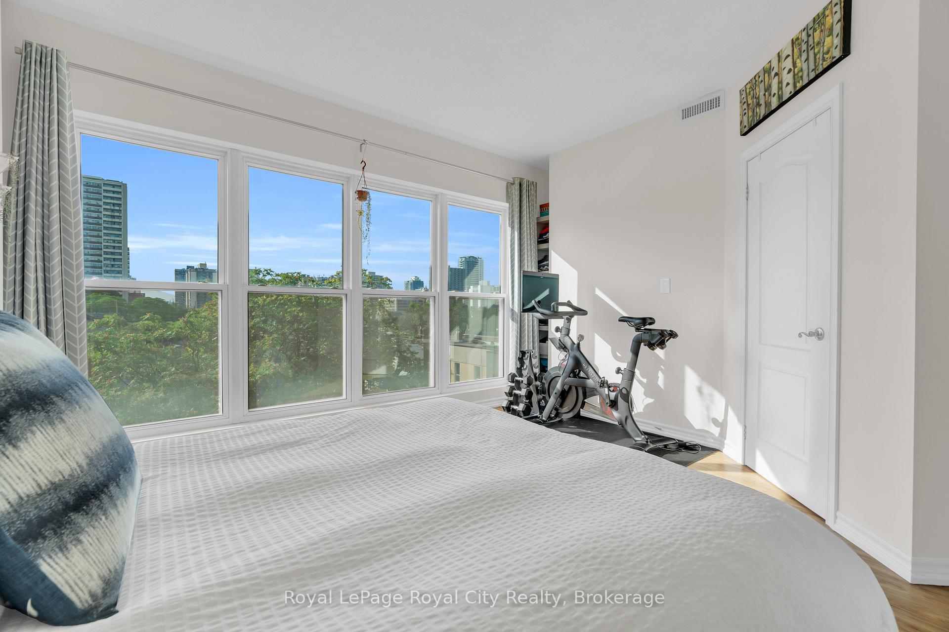 2 Bedrooms Condo at 135 James, Hamilton For sale