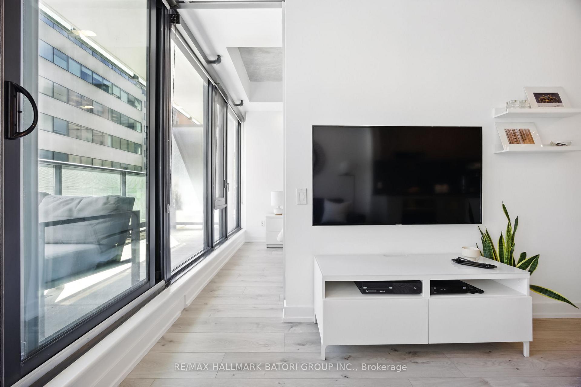 2 Bedrooms Condo at 161 Roehampton,  Toronto For sale