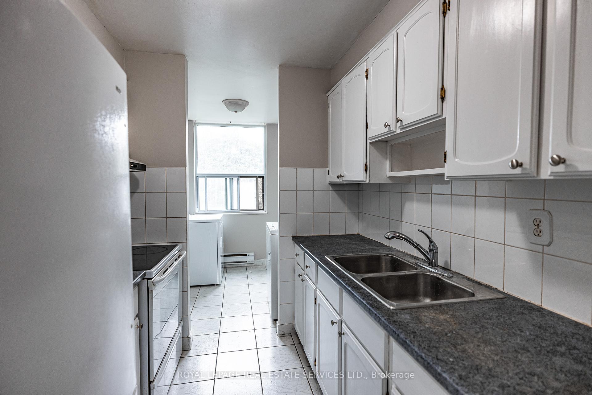 3 Bedrooms Condo at 966 Inverhouse,  Mississauga For sale