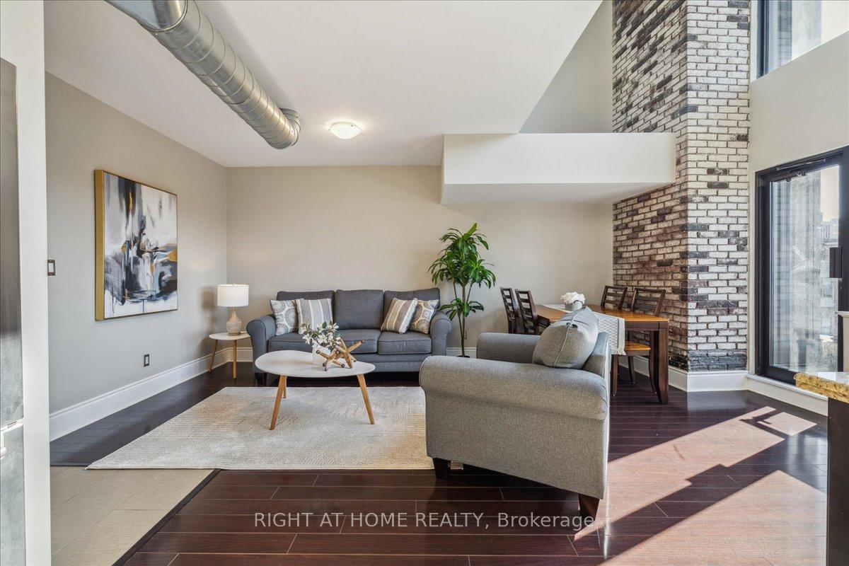 2 Bedrooms Condo at 80 King William, Hamilton For sale