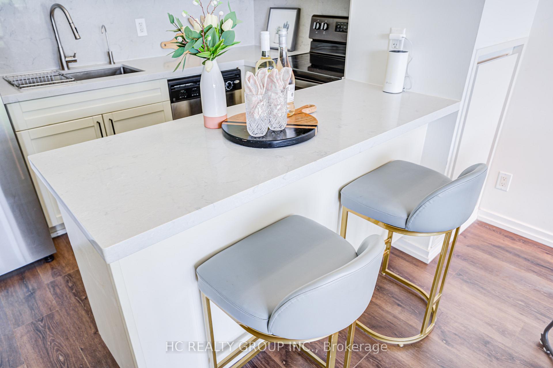 2 Bedrooms Condo at 30 Canterbury, Toronto For sale