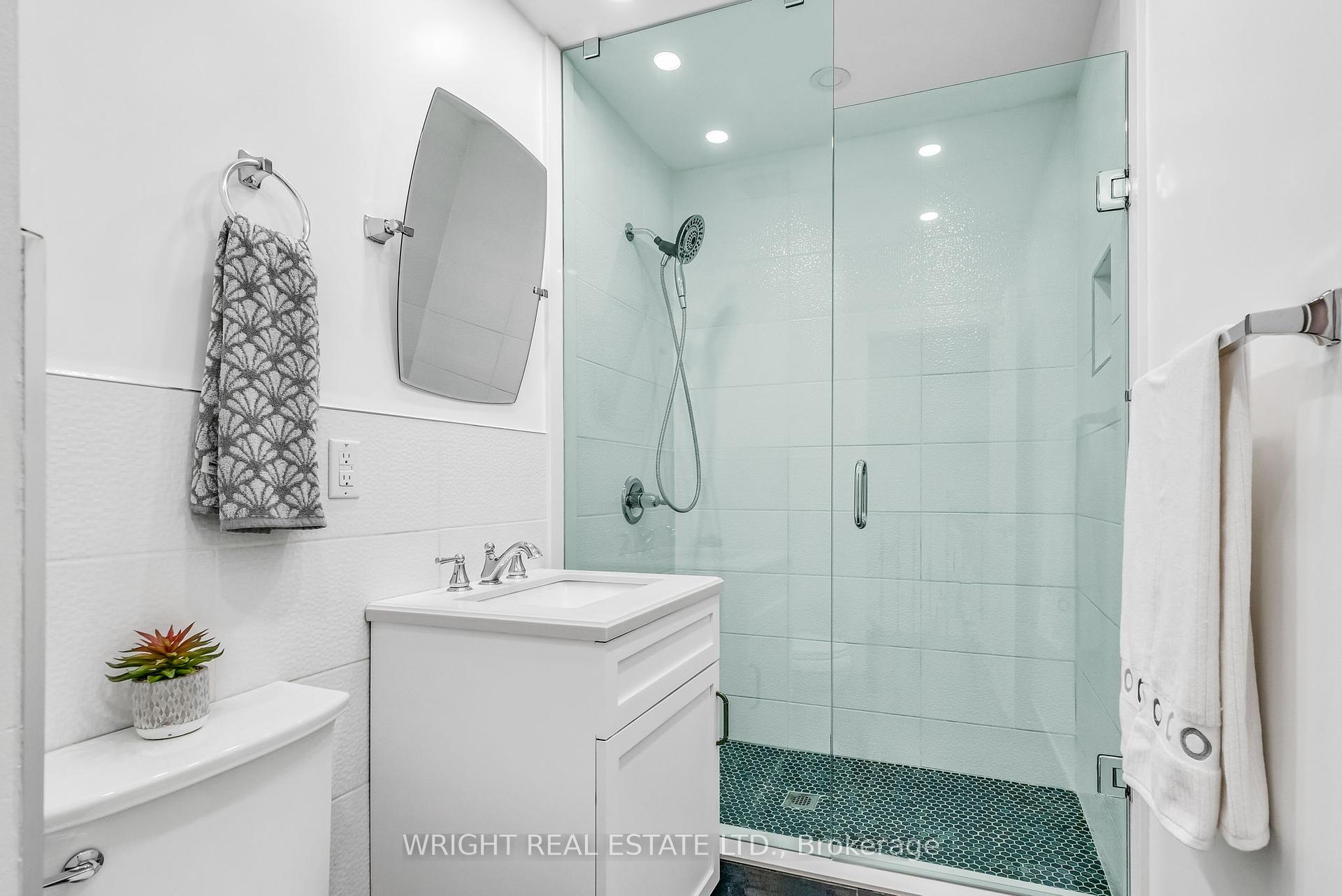 5 Bedrooms Condo at 1347 Rathburn, Mississauga For sale