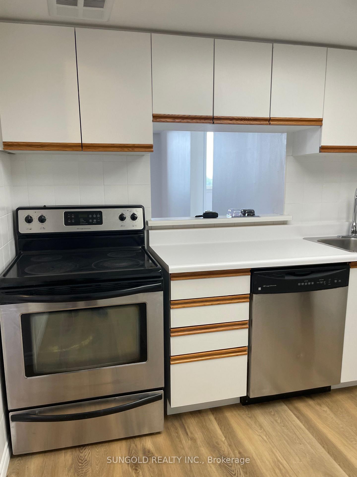 3 Bedrooms Condo at 30 Thunder,  Toronto For sale