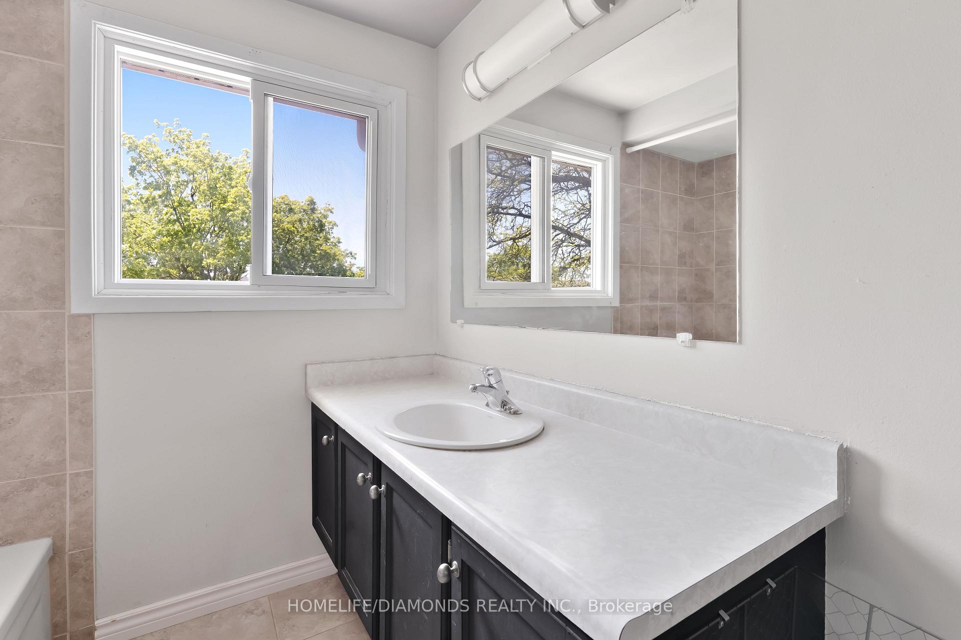 3 Bedrooms Condo at 262 KENORA, Hamilton For sale