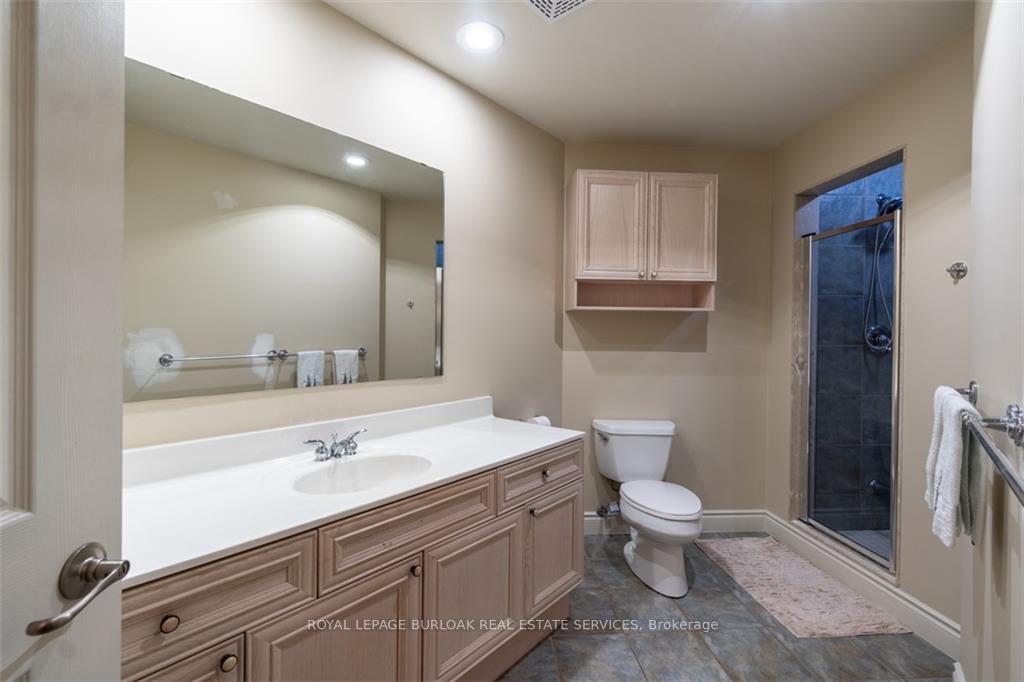 2 Bedrooms Condo at 1477 Lakeshore,  Burlington For sale
